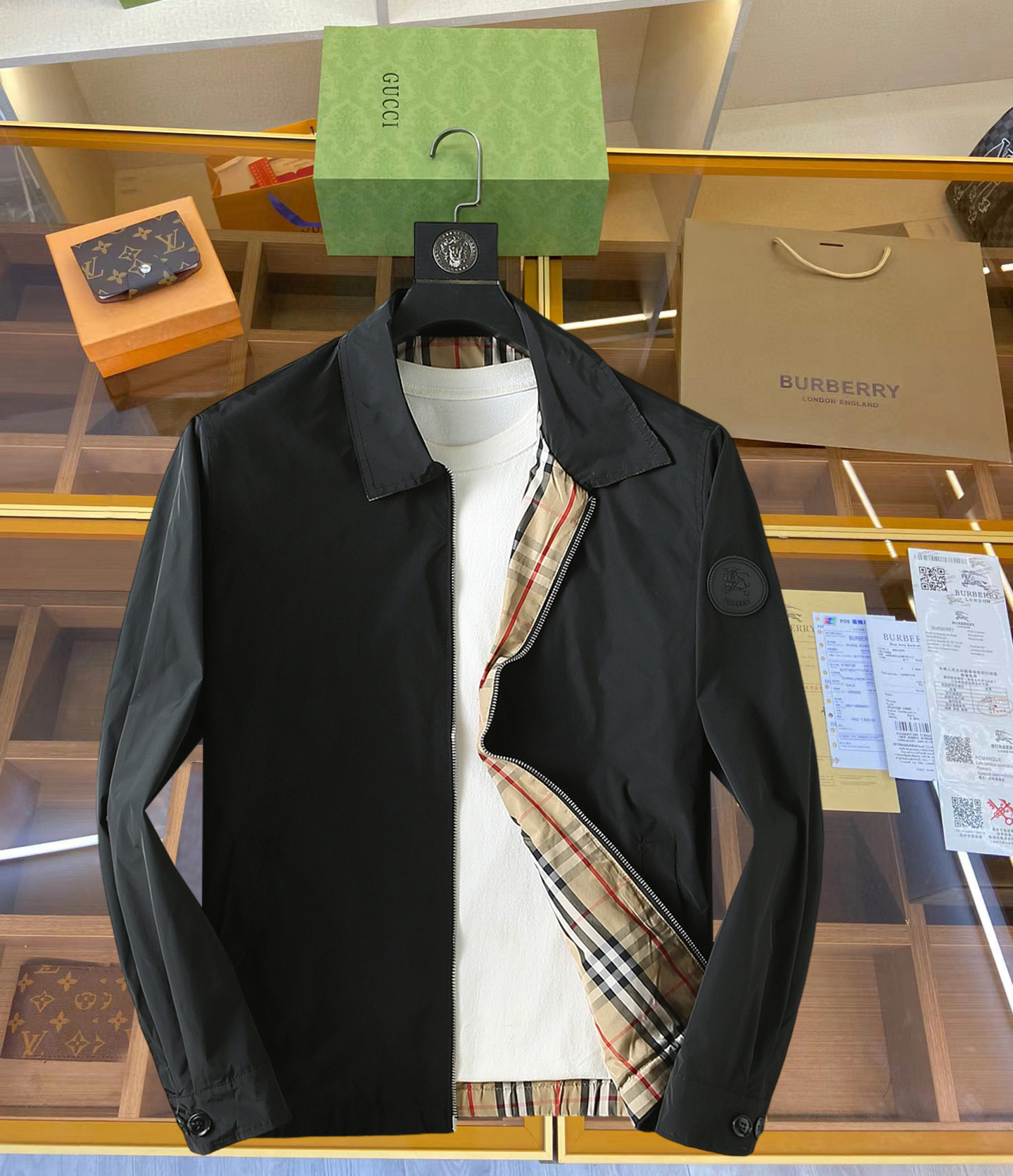 NO:935506,Same style as Burberry official website, on sale in advance!  2026ss new autumn men's reversible jacket, original single and three-label complete high-end version!  , counter-customized fabrics with high breathability and comfort, impeccable details, brand element design concept, reflecting high quality. It feels delicate and soft!  It presents a casual cut and the upper body shape is awesome!  Size M～3XL, maximum wearing capacity is 195 catties.,,burberry,jackets & coats,jackets & coats,19860909巴宝莉 官网同款,提前发售！2026ss开秋新款男士双面穿夹克外套,原单三标齐全高端版本！,专柜定制面料 透气舒适度高,细节无可挑剔,品牌元素设计理念,体现高品质.手感细腻柔软！呈现休闲裁剪,上身版型超赞！码数M～3XL,最大穿195斤.,,burberry,jackets & coats,jackets & coats,,Men's clothing