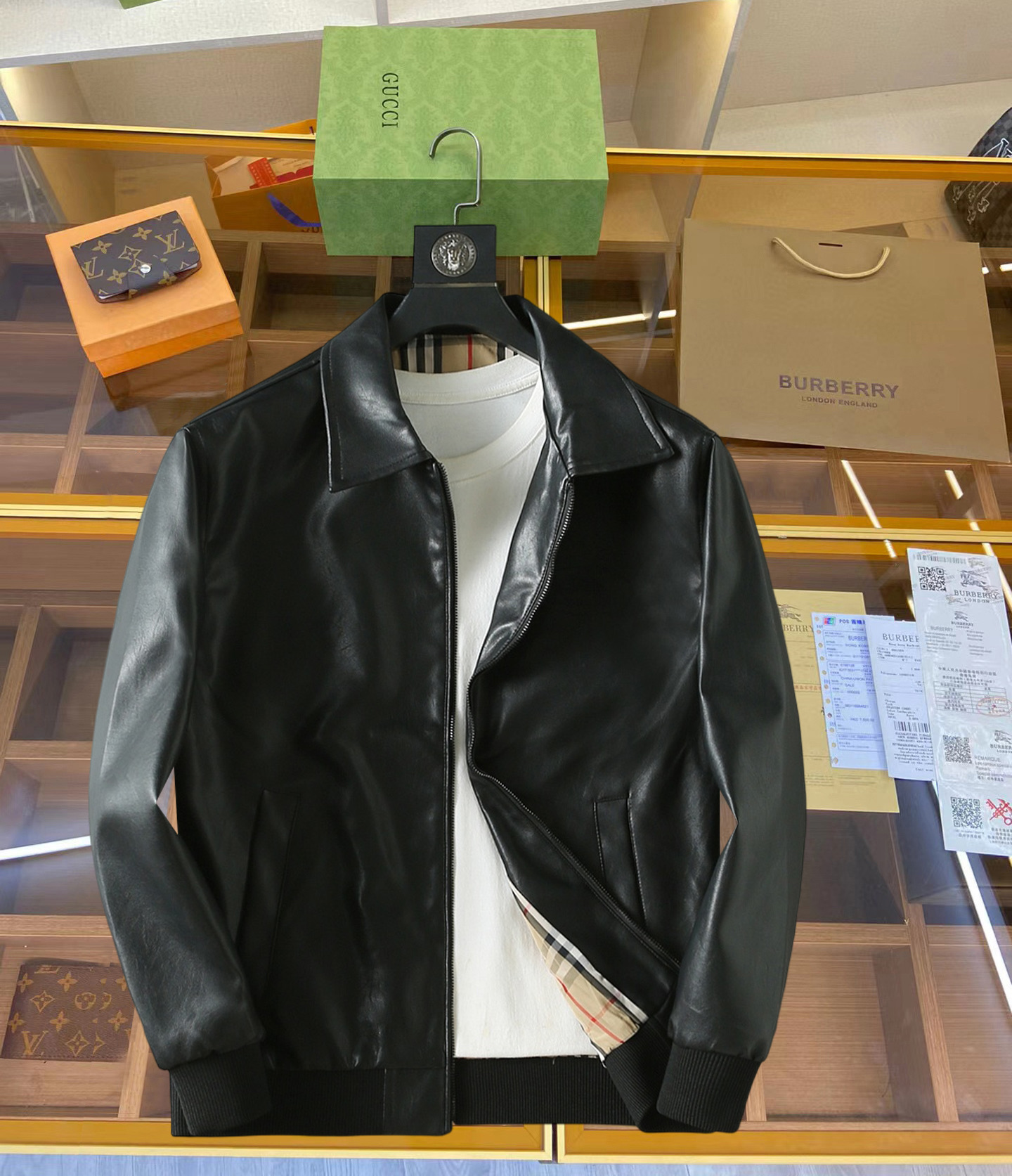 NO:935509,Same style as Burberry official website, on sale in advance!  2026ss new autumn men's leather jackets, original single three-standard high-end version!  , counter-customized fabrics with high breathability and comfort, impeccable details, brand element design concept, reflecting high quality. It feels delicate and soft!  It presents a casual cut and the upper body shape is awesome!  Size M～3XL, maximum wearing capacity is 195 catties.,,burberry,jackets & coats,jackets & coats,leather jacket,19860909巴宝莉 官网同款,提前发售！2026ss开秋新款男士皮衣夹克外套,原单三标齐全高端版本！,专柜定制面料 透气舒适度高,细节无可挑剔,品牌元素设计理念,体现高品质.手感细腻柔软！呈现休闲裁剪,上身版型超赞！码数M～3XL,最大穿195斤.,,burberry,jackets & coats,jackets & coats,leather jacket,,Men's clothing