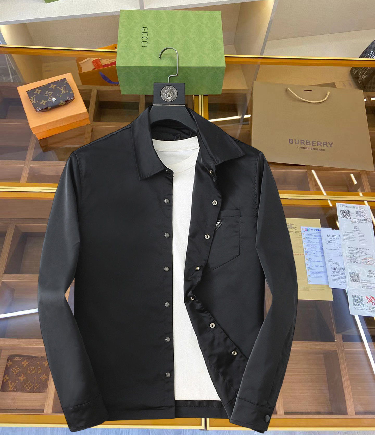 NO:936926,Same style as Prada official website, on sale in advance!  2026ss new autumn men's jackets, original single three-standard high-end version!  With hidden hood, custom-made fabrics at the counter, highly breathable and comfortable, impeccable details, brand element design concept, reflecting high quality. It feels delicate and soft!  It presents a casual cut and the upper body shape is awesome!  Size M～3XL, maximum wearing capacity is 195 catties.,,prada,jackets & coats,jackets & coats,hats,19860909普拉达 官网同款,提前发售！2026ss开秋新款男士夹克外套,原单三标齐全高端版本！带隐藏帽,专柜定制面料 透气舒适度高,细节无可挑剔,品牌元素设计理念,体现高品质.手感细腻柔软！呈现休闲裁剪,上身版型超赞！码数M～3XL,最大穿195斤.,,prada,jackets & coats,jackets & coats,hats,,Men's clothing