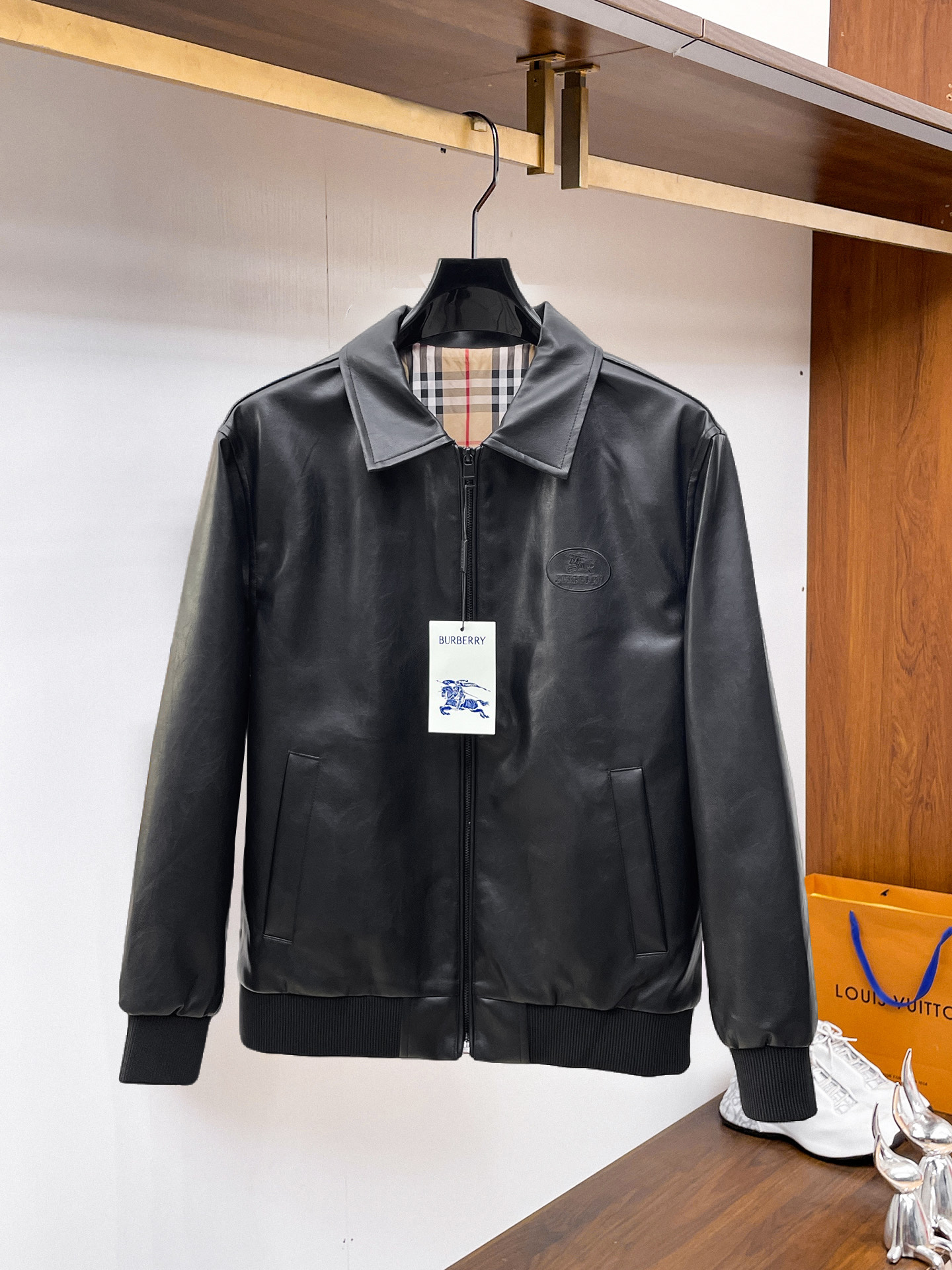 NO:937771,Burberry official website of the same style, complete with three labels, on sale in advance. 2026ss new men's leather jackets for autumn, high-end version with complete three labels from the original order. Custom-made fabrics at the counter. Highly breathable and comfortable, impeccable details, brand element design concept, reflecting high quality. Delicate and soft feel. Casual tailoring, excellent upper body shape. Size M～3XL, maximum weight,,burberry,jackets & coats,jackets & coats,leather jacket,19860909巴宝莉 官网同款,三标齐全,提前发售 2026ss开秋新款男士皮衣夹克外套,原单三标齐全高端版本 专柜定制面料 透气舒适度高,细节无可挑剔,品牌元素设计理念,体现高品质.手感细腻柔软 呈现休闲裁剪,上身版型超赞 码数M～3XL,最大穿斤,,burberry,jackets & coats,jackets & coats,leather jacket,,Men's clothing