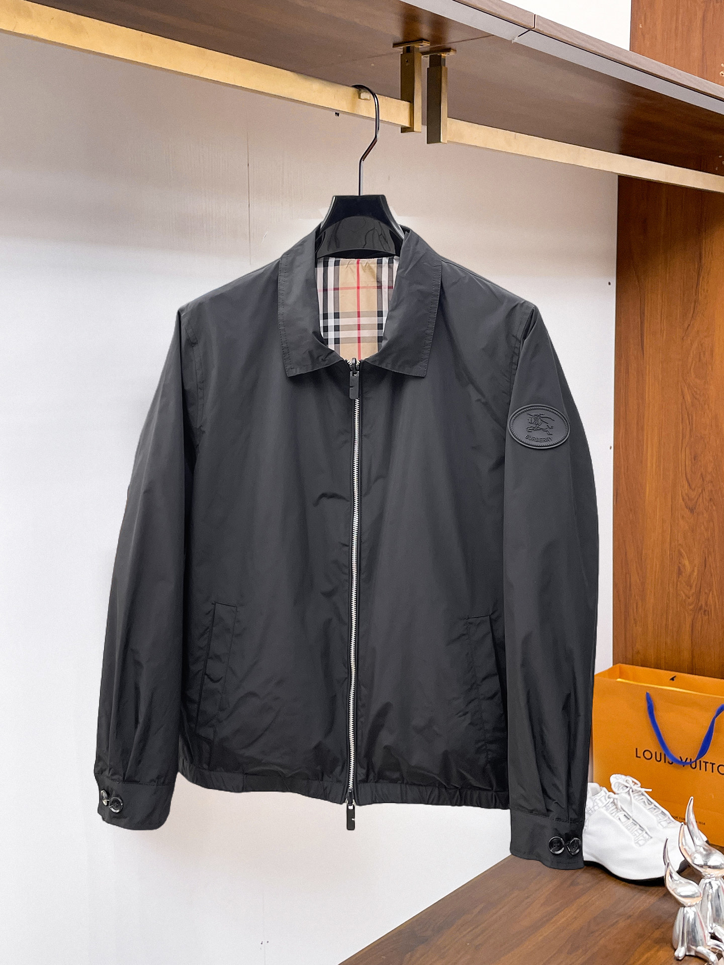 NO:937774,Same style as Burberry official website, on sale in advance!  2026ss new autumn men's reversible jacket, original single and three-label complete high-end version!  , counter-customized fabrics with high breathability and comfort, impeccable details, brand element design concept, reflecting high quality. It feels delicate and soft!  It presents a casual cut and the upper body shape is awesome!  Size M～3XL, maximum weight.,,burberry,jackets & coats,jackets & coats,19860909巴宝莉 官网同款,提前发售！2026ss开秋新款男士双面穿夹克外套,原单三标齐全高端版本！,专柜定制面料 透气舒适度高,细节无可挑剔,品牌元素设计理念,体现高品质.手感细腻柔软！呈现休闲裁剪,上身版型超赞！码数M～3XL,最大穿斤.,,burberry,jackets & coats,jackets & coats,,Men's clothing
