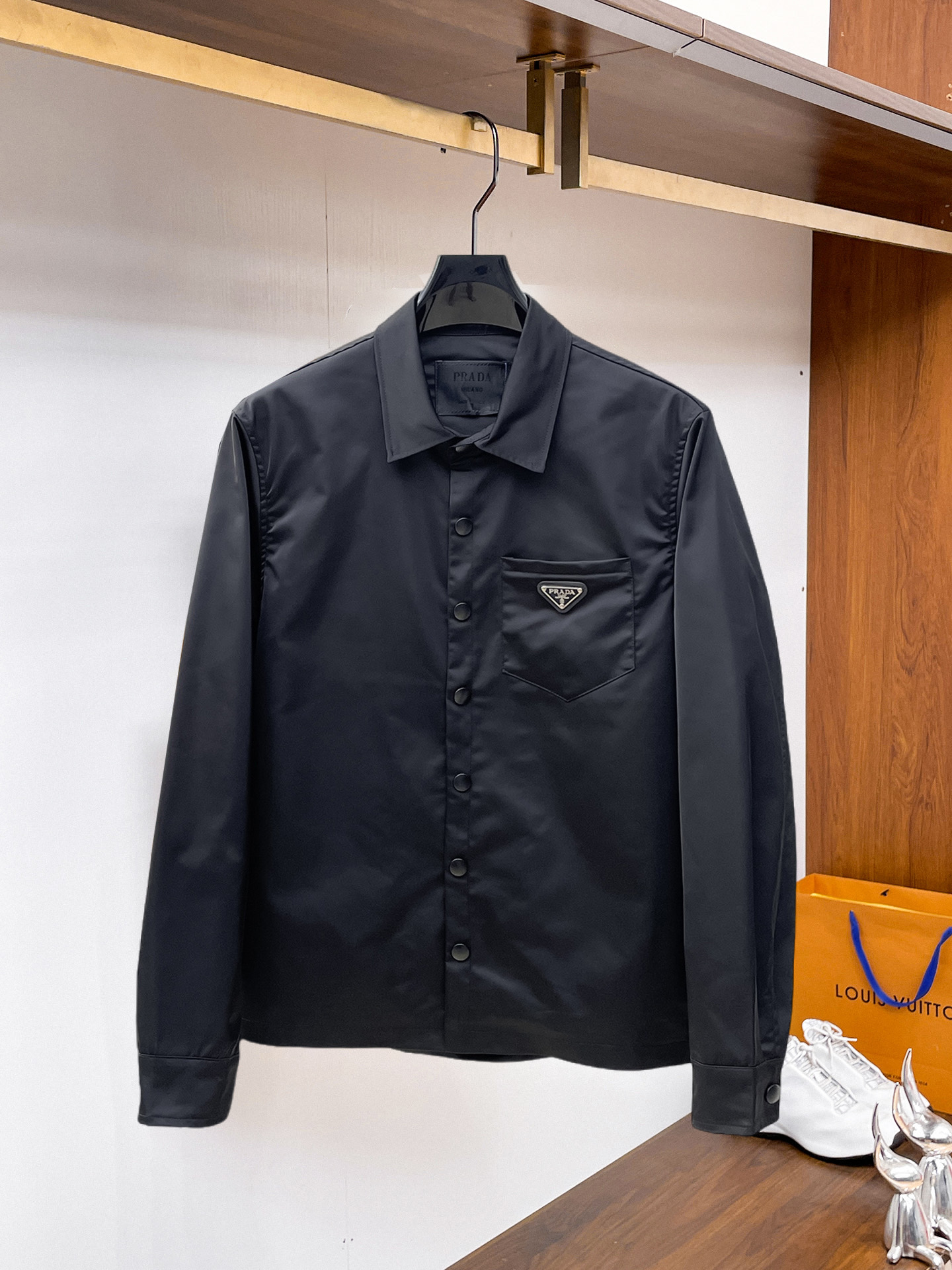 NO:937777,Official website model, model effect!  Same style as PRADA's official website, complete with three labels, on sale in advance. 2026ss new autumn men's reversible jacket, original single with three labels, high-end version. Custom-made fabrics at the counter. Highly breathable and comfortable, impeccable details, brand element design concept, reflecting high quality. Delicate and soft feel. Casual tailoring, awesome upper body shape. Size M～3XL, maximum weight, prada, jackets & coats, jackets & coats,19860909官网款,模特效果！PRADA 官网同款,三标齐全,提前发售 2026ss开秋新款男士双面穿夹克外套,原单三标齐全高端版本 专柜定制面料 透气舒适度高,细节无可挑剔,品牌元素设计理念,体现高品质.手感细腻柔软 呈现休闲裁剪,上身版型超赞 码数M～3XL,最大穿斤,,prada,jackets & coats,jackets & coats,,Men's clothing