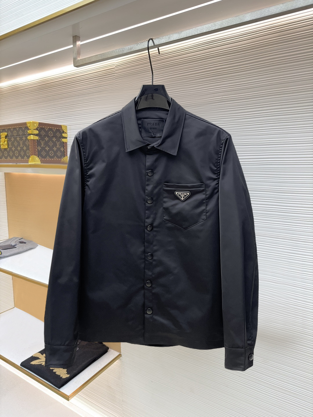 NO:949901,Official website model, model effect!  Same style as PRADA's official website, complete with three labels, on sale in advance. 2026ss new autumn men's reversible jacket, original single with three labels, high-end version. Custom-made fabrics at the counter. Highly breathable and comfortable, impeccable details, brand element design concept, reflecting high quality. Delicate and soft hand feel. Casual tailoring, excellent upper body shape. Size M～3XL, maximum wearing capacity is 195 catties., prada, jackets & coats, jackets & coats,19860909官网款,模特效果！PRADA 官网同款,三标齐全,提前发售 2026ss开秋新款男士双面穿夹克外套,原单三标齐全高端版本 专柜定制面料 透气舒适度高,细节无可挑剔,品牌元素设计理念,体现高品质.手感细腻柔软 呈现休闲裁剪,上身版型超赞 码数M～3XL,最大穿195斤,,prada,jackets & coats,jackets & coats,,Men's clothing