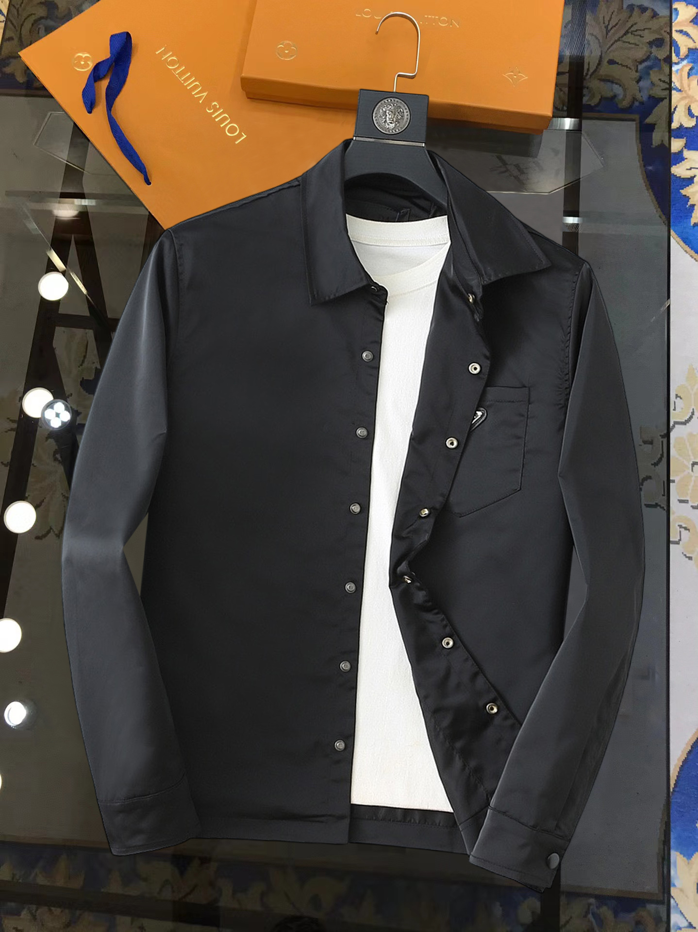 NO:953723,Prada autumn 2026 latest fashion designer jacket. Every detail shows high-end craftsmanship. The design changes of structural tailoring show the diverse image changes of men. They are slim and neat, and tailored to meet the current popular multi-layered wear. Versatile style for life. Size M~3XL,, prada, jackets & coats, jackets & coats,19860909普拉达 秋款2026最新款时尚设计师款夹克外套.处处细节显工艺足够的高级 结构性剪裁的设计改变来展现男士多样的形象变化,修身利落、剪裁合体,满足时下正流行的多层次穿搭,生活百搭款式 码数M~3XL,,prada,jackets & coats,jackets & coats,,Men's clothing