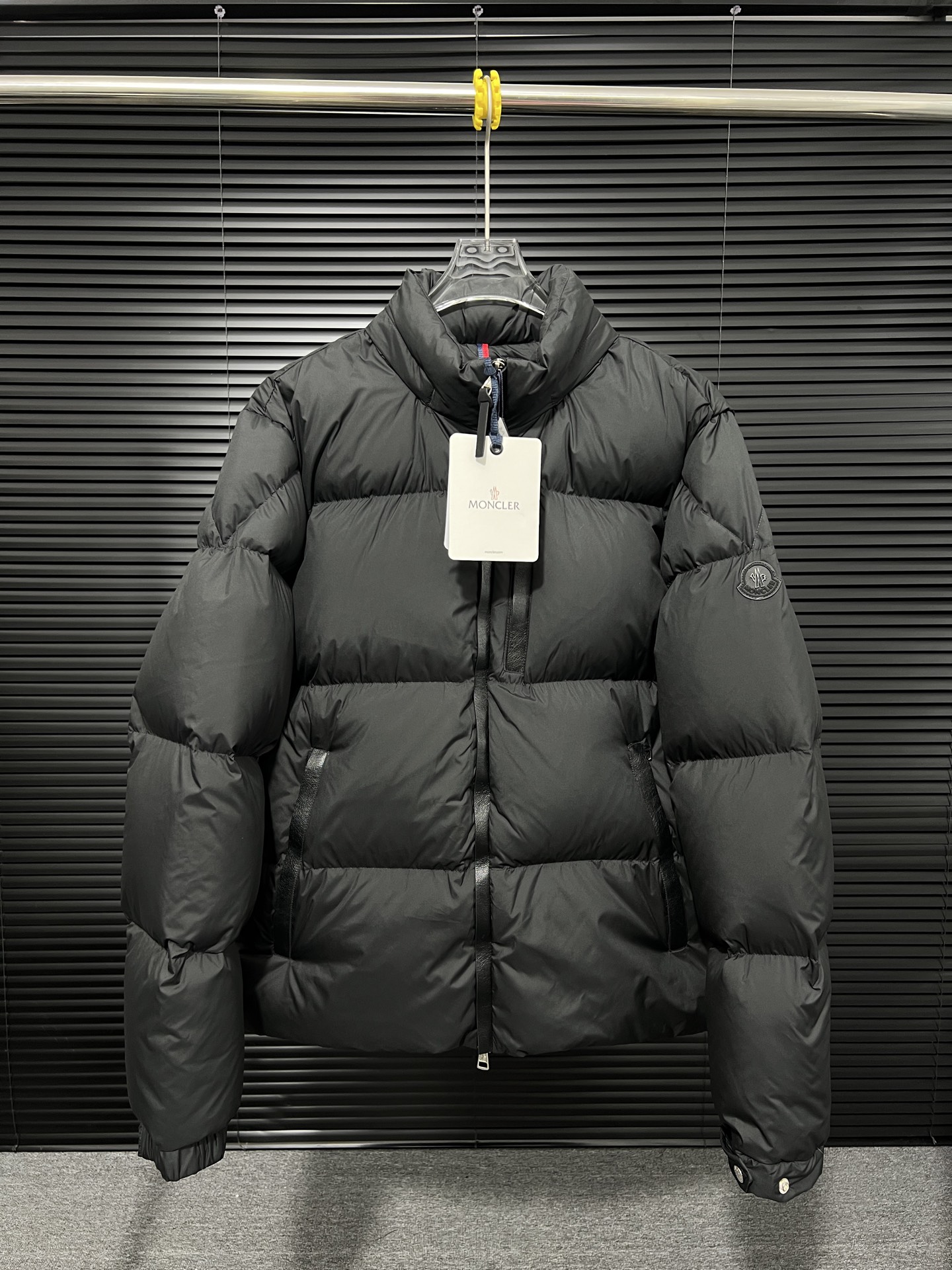 NO:625217,Moncler's new besbre zipper stand collar has a new fashionable stand collar down for autumn and winter. The overall design is simple and beautiful, and it is also very versatile and suitable for any occasion. It is matched with one piece inside, which is fashionable and age-reducing while keeping warm. The body is decorated with leather zipper design pockets, which is fashionable and advanced. The sleeve arms are embellished with the brand's iconic logo, which not only highlights the brand's charm, but also has a high degree of recognition. The luxurious and low-key design is simply great! Powerful functionality, bringing warmth to the cold winter, windproof and waterproof, plus 90% velvet content filling, you can feel the warmth even on sub-zero nights. Color Khaki Black Size 12345, down jacket, alexander wang19860909Moncler新款besbre拉链立领 秋冬新出了一款时尚立领羽绒,整体设计简洁又好看,而且还十分的百搭,适合任何场合穿搭,内里搭配一件,时尚減龄又保暖.衣身上饰以皮革拉链设计口袋,时尚又高级.袖臂上点缀品牌标志性的徽标,彰显品牌魅力的同时,拥有极高的辨识度,奢华又低调的设计,简直是太棒了！ 强大的功能性,给寒冷的冬天带来温暖,防风防水,加上90的含绒量的填充,即使在零下的寒夜,也能够让你感受到温暖颜色卡其色 黑色 尺码12345,,down jacket,alexander wang,Men's clothing