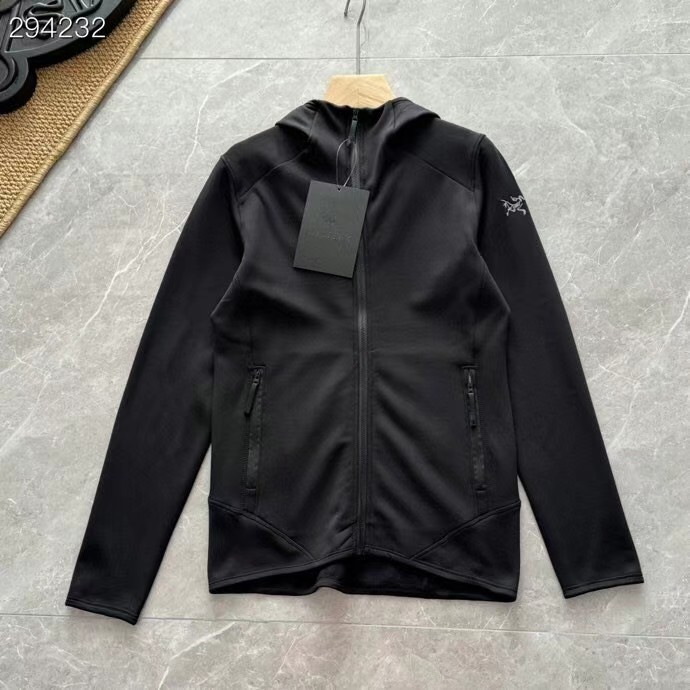 发175💰秋冬新款!女士Kyanite 连帽衫外套,出游休闲首选推荐,以性能与舒适为主打,修身裁剪版型,塑形美体显瘦,合成抓绒面料弹单性灵活、保暖透气。持久耐穿。多用途高性能服装适合多种活动和环境穿着。这款Kyanite连帽衣保暖效果出色、耐磨性佳并且柔软舒适,不 论是面对滑雪观光,春秋冬露营,还是岩崖间的凛冽冷意,单穿或作中间层都能发挥强大功能Polartec®PowerStretch® Pro的尼龙表面持久耐磨,面料的四向弹力与拼接剪裁相结合, 保证活动时高度自由。可轻松叠加外套穿着,搭配无拘束,简洁的ScubaHood™m增添暖意,磨毛抓绒内侧十足柔软,旦能吸湿排汗。Kyanite连帽衣是KyaniteAR连帽衣的升级款。 我们的修身版型,塑造胸部、腰部、造型低调,不臃肿,贴合身体移动,可以舒话搭配外层叠穿。
颜色:风暴紫、原子灰、黑、
尺码:S-XL
体重选择建议:肩宽 胸围 衣长 袖长
110斤以内选S 38 88 65 60
120斤以内选M 40 92 66 61
130斤以内选L 42 96 68 62
140斤以内选XL 44 100 69 63