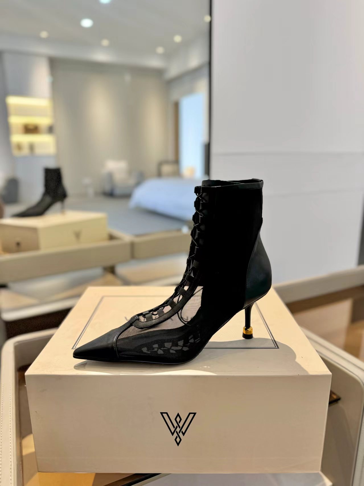 NO:616136,VANDA NOVAK top version. Exclusively sold on the entire network. Exclusive agent on the entire network. Supports inspection. Authentic. Authentic. Genuine. Say important things three times [呲呲][呲呲][呲呲][呲呲] The latest release on the official website [Heyha][Heyha] The 2025 spring and autumn model incorporates a bit of sexy style. This model uses imported calfskin with silk mesh, and the upper foot is very sexy [yeah] [yeah] personalized wine glass heel Fabric: Imported calfskin/silk mesh, lining cowhide, foot padding cowhide, Code section 34-42 (ordered at 34.40.41.42) Outsole: Italian genuine leather injection outsole Heel height: 6.5cm shot glass heel, boots, boots, cowhide19860909VANDA NOVAK 顶级版本 全网独家出售 全网独家代理销售,支持验货 正品.正品.正品 重要的事说三遍[呲牙][呲牙][呲牙][呲牙] 官网最新发布[嘿哈][嘿哈] 2025春秋款融入了几丝性感风格,此款采用进口小牛皮搭配丝网,上脚及其性感[耶][耶]个性酒杯跟 面料进口小牛皮/丝网 内裡牛皮 垫脚牛皮 码段34-42(34.40.41.42订) 大底:意大利真皮注塑大底 跟高:6.5cm小酒杯跟,靴子,boots,cowhide,Women's Shoes