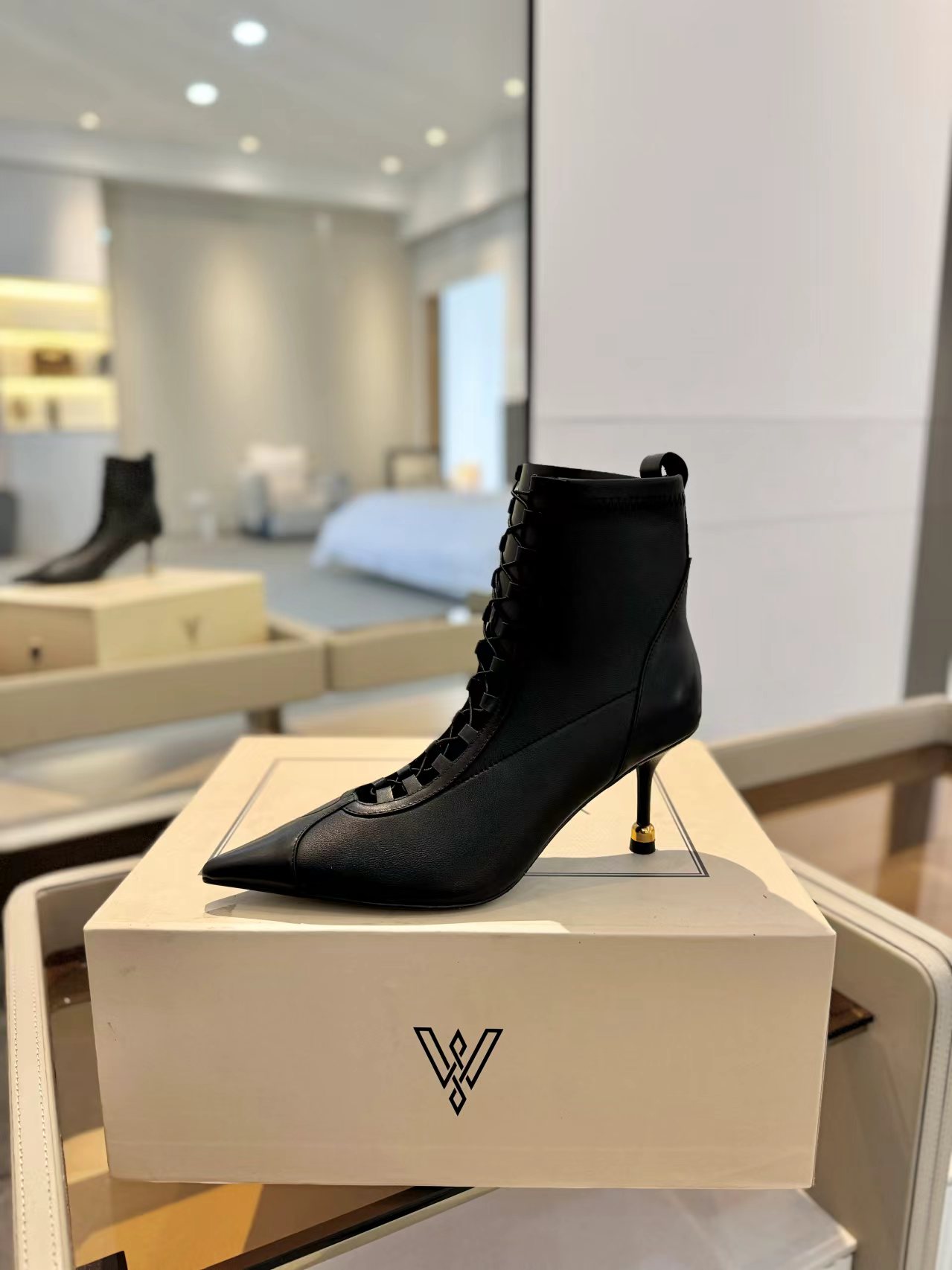 NO:616138,VANDA NOVAK top version. Exclusively sold on the entire network. Exclusive agent on the entire network. Supports inspection. Genuine. Authentic. Authentic. Say important things three times [呲呲][呲呲][呲呲][呲呲] Elastic laces are easy to put on and take off. The latest release on the official website [Heyha][Heyha] The 2025 Spring and Autumn model incorporates a touch of sexy style. This model is made of imported calfskin with silk mesh. The upper foot is very sexy [yeah] [yeah]. Personalized wine glass heel. Fabric: imported calfskin/elastic sheepskin. Lining cowhide. Foot padding cowhide. Code section 34-42 (ordered at 34.40.41.42). Outsole: Italian genuine leather injection molded outsole. Heel height: 6.5cm small wine glass heel, boots, boots, cowhide, sheepskin.19860909VANDA NOVAK 顶级版本 全网独家出售 全网独家代理销售,支持验货 正品.正品.正品 重要的事说三遍[呲牙][呲牙][呲牙][呲牙] 松紧鞋带穿脱方便 官网最新发布[嘿哈][嘿哈] 2025春秋款融入了几丝性感风格,此款采用进口小牛皮搭配丝网,上脚及其性感[耶][耶]个性酒杯跟 面料进口小牛皮/弹力羊皮 内裡牛皮 垫脚牛皮 码段34-42(34.40.41.42订) 大底:意大利真皮注塑大底 跟高:6.5cm小酒杯跟,靴子,boots,cowhide,sheepskin,Women's Shoes