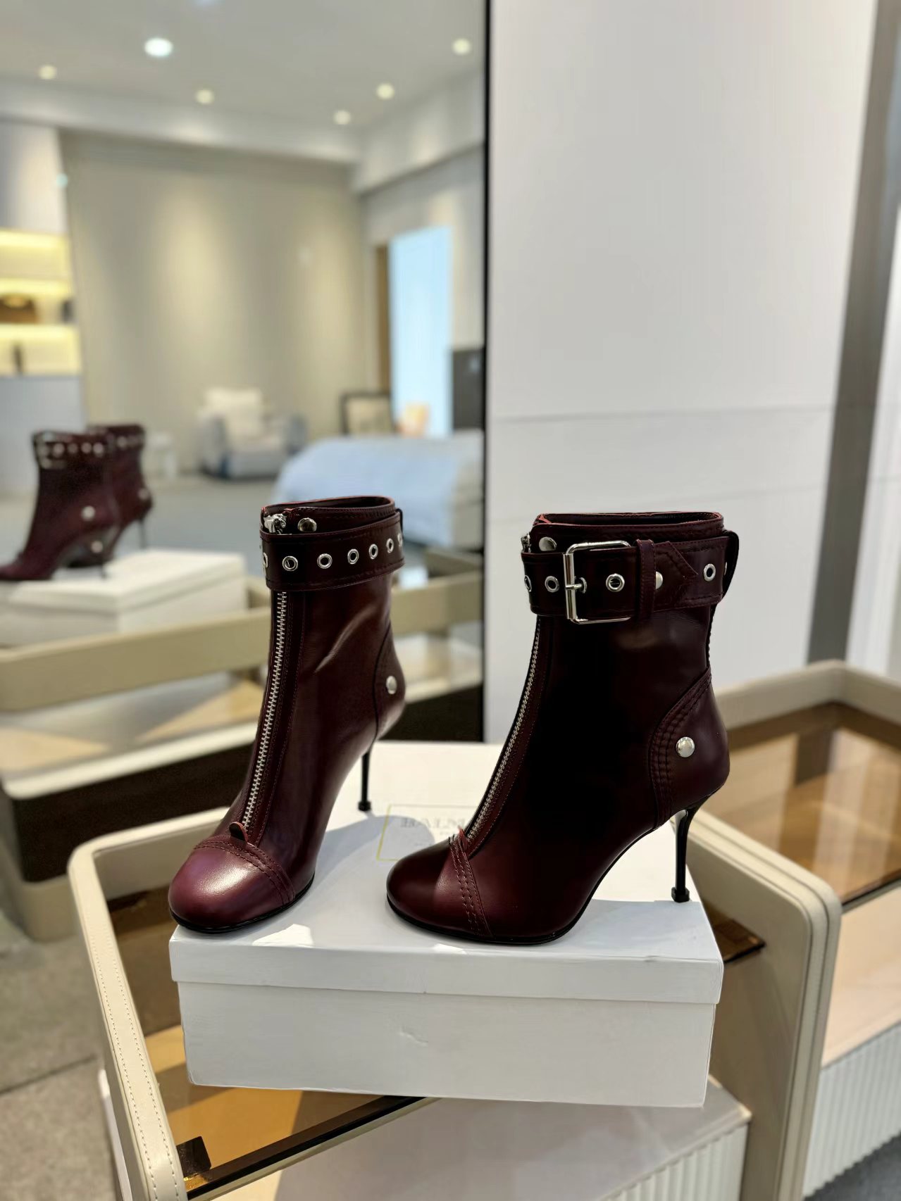 NO:616140,VANDA NOVAK top version. Exclusively sold on the entire network. Exclusive agent on the entire network. Supports inspection. Authentic. Genuine. Authentic. Say important things three times [呲呲][呲呲][呲呲][呲呲] The latest release on the official website [Heyha][Heyha] The 2025 Spring and Autumn model incorporates a bit of sexy style. This model is made of imported butter leather and has a very sexy upper foot [yeah] [yeah] personalized wine glass heel. Fabric: butter leather, lining cowhide, padding cowhide, size 34-40 (order at 34.40.) Outsole: Italian genuine leather injection outsole, heel height: 9cm, boots, boots, cowhide19860909VANDA NOVAK 顶级版本 全网独家出售 全网独家代理销售,支持验货 正品.正品.正品 重要的事说三遍[呲牙][呲牙][呲牙][呲牙] 官网最新发布[嘿哈][嘿哈] 2025春秋款融入了几丝性感风格,此款采用进口牛油皮,上脚及其性感[耶][耶]个性酒杯跟. 面料:牛油皮 内裡牛皮 垫脚牛皮 码段34-40(34.40.订) 大底:意大利真皮注塑大底 跟高:9cm,靴子,boots,cowhide,Women's Shoes