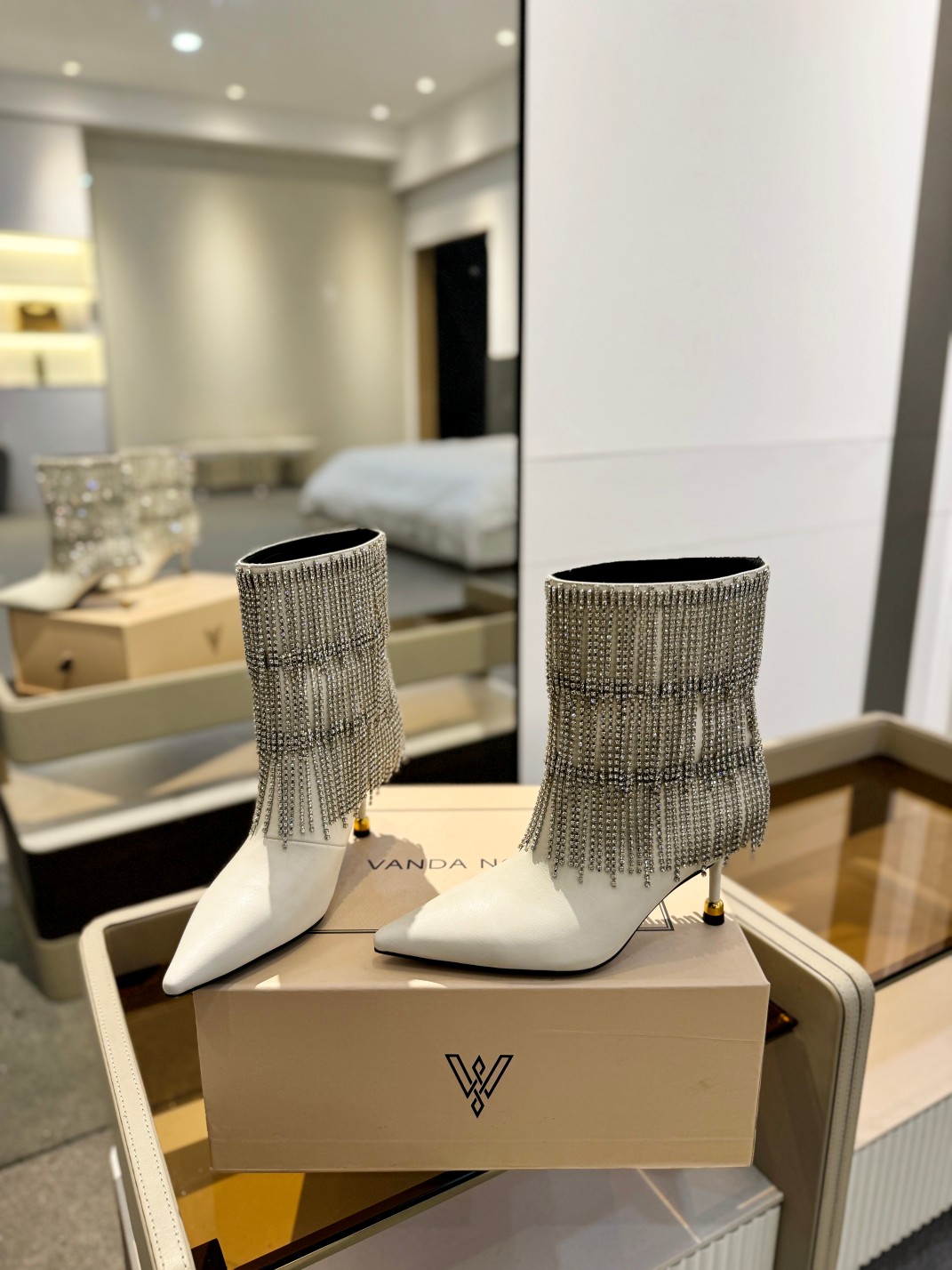 NO:616145,VANDA NOVAK top version. Exclusively sold on the entire network. Exclusive agent for sales on the entire network. Supports inspection. Genuine. Authentic. Authentic. Say important things three times [呲呲][呲呲][呲呲][呲呲] The latest release on the official website [Heyha][Heyha] The 2025 Spring and Autumn model incorporates a touch of sexy style. This model is made of imported calfskin with silk mesh. The upper foot is very sexy [yeah] [yeah]. You can choose any size of personalized wine glass heel. The diamond chain is quite expensive, a pair of shoes requires more than 2 meters of chain. The super shiny diamond chain is extremely time-consuming to sew by hand. A pair of shoes takes 3 hours. The fabric is imported calfskin/silk mesh, lining cowhide, foot padding cowhide. Code section 34-42 (ordered at 34.40.41.42) Outsole: Italian leather injection molded outsole Heel height: 6.5cm large or small wine glass heel of your choice, boots, boots, cowhide19860909VANDA NOVAK 顶级版本 全网独家出售 全网独家代理销售,支持验货 正品.正品.正品 重要的事说三遍[呲牙][呲牙][呲牙][呲牙] 官网最新发布[嘿哈][嘿哈] 2025春秋款融入了几丝性感风格,此款采用进口小牛皮搭配丝网,上脚及其性感[耶][耶]个性大小酒杯跟任意选择 钻链相当贵,一双鞋子要2米多链条.超闪的钻链  纯手工缝制极其耗时,一双鞋子耗时3个小时 面料进口小牛皮/丝网 内裡牛皮 垫脚牛皮 码段34-42(34.40.41.42订) 大底:意大利真皮注塑大底 跟高:6.5cm大小酒杯跟任意选择,靴子,boots,cowhide,Women's Shoes