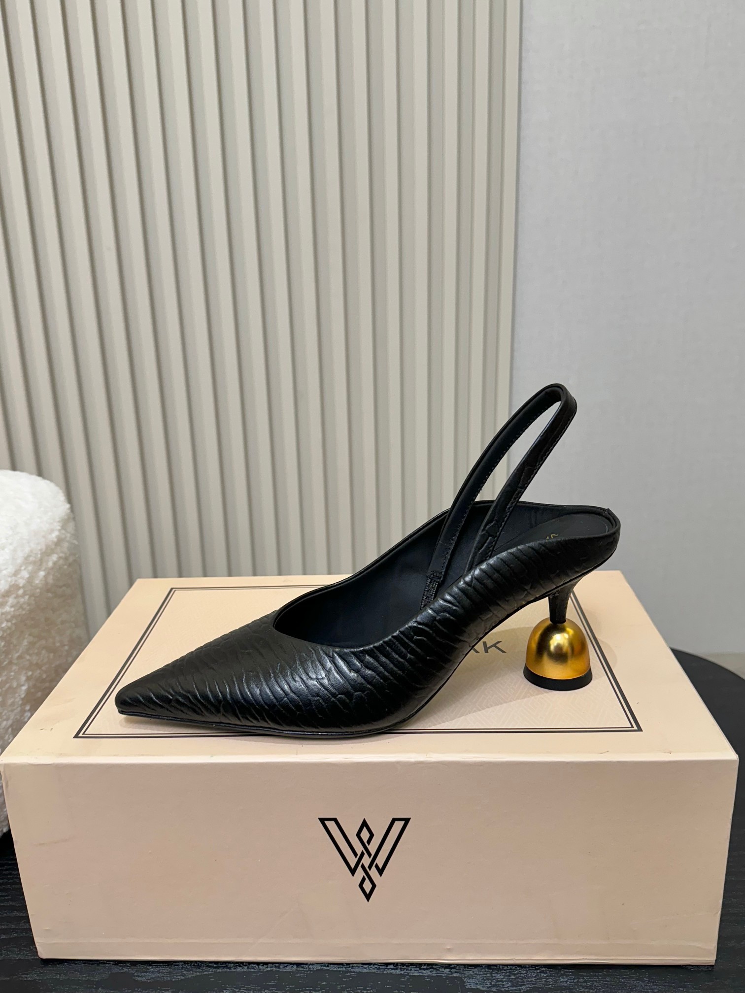 NO:228425,VANDA NOVAK niche took 3 months to develop, unique design wine glass, heavy series, many teamed up with Italian brands to launch high-end shoes series, popular ins fairy and beautiful magic boots, overseas bloggers crazily call, overseas bloggers have a pair of hands, focusing on version craftsmanship, craftsmanship quality, increase height, slimness, and slimming legs, street photography for fashion week, popular fashion is crazily planted by these fashion boots!  The official website is simultaneously released. The upper imported toe layer cowhide, inner cowhide, outsole, Italian genuine leather injection molded outsole, heel 7.5cm original mold opening, size 34-41 (34.40.41.42 order) Packaging full set of original version packaging 11 colors, single shoes, boots, cowhide19860909VANDA NOVAK小众 耗时3个月研发 鞋跟独特设计酒杯  重磅系列 众多联手意大利品牌 推出高级感满分的鞋款系列 火遍ins神仙绝美神靴,海外博主疯狂打call 海外博主人手一双,对版本工艺,重工艺品质 增高,显瘦.修身,瘦腿 时装周街拍 火爆时尚被这双时装靴疯狂种草！ 官网同步发售 鞋面进口头层牛皮 内里牛皮 大底意大利真皮注塑大底 鞋跟7.5cm原版开模 码数34-41（34.40.41.42订） 包装全套原版本包装 11 色,单鞋,boots,cowhide,Women's Shoes