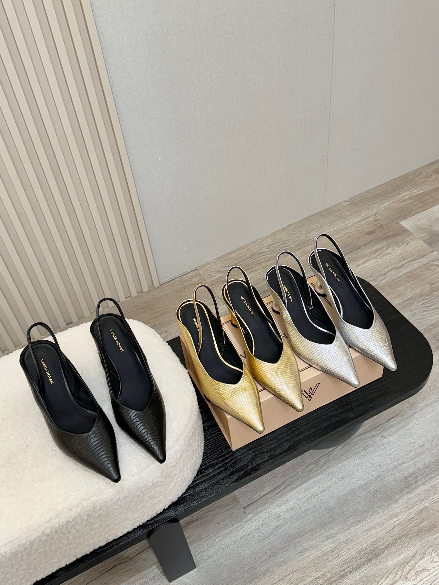 NO:228429,VANDA NOVAK niche took 3 months to develop, unique design wine glass, heavy series, many teamed up with Italian brands to launch high-end shoes series, popular ins fairy and beautiful magic boots, overseas bloggers crazily call, overseas bloggers have a pair of hands, focusing on version craftsmanship, craftsmanship quality, increase height, slimness, and slimming legs, street photography for fashion week, popular fashion is crazily planted by these fashion boots!  The official website is simultaneously released. The upper imported toe layer cowhide, inner cowhide, outsole, Italian genuine leather injection molded outsole, heel 7.5cm original mold opening, size 34-41 (34.40.41.42 order) Packaging full set of original version packaging 11 colors., single shoes, boots, cowhide19860909VANDA NOVAK小众 耗时3个月研发 鞋跟独特设计酒杯  重磅系列 众多联手意大利品牌 推出高级感满分的鞋款系列 火遍ins神仙绝美神靴,海外博主疯狂打call 海外博主人手一双,对版本工艺,重工艺品质 增高,显瘦.修身,瘦腿 时装周街拍 火爆时尚被这双时装靴疯狂种草！ 官网同步发售 鞋面进口头层牛皮 内里牛皮 大底意大利真皮注塑大底 鞋跟7.5cm原版开模 码数34-41（34.40.41.42订） 包装全套原版本包装 11 色.,单鞋,boots,cowhide,Women's Shoes