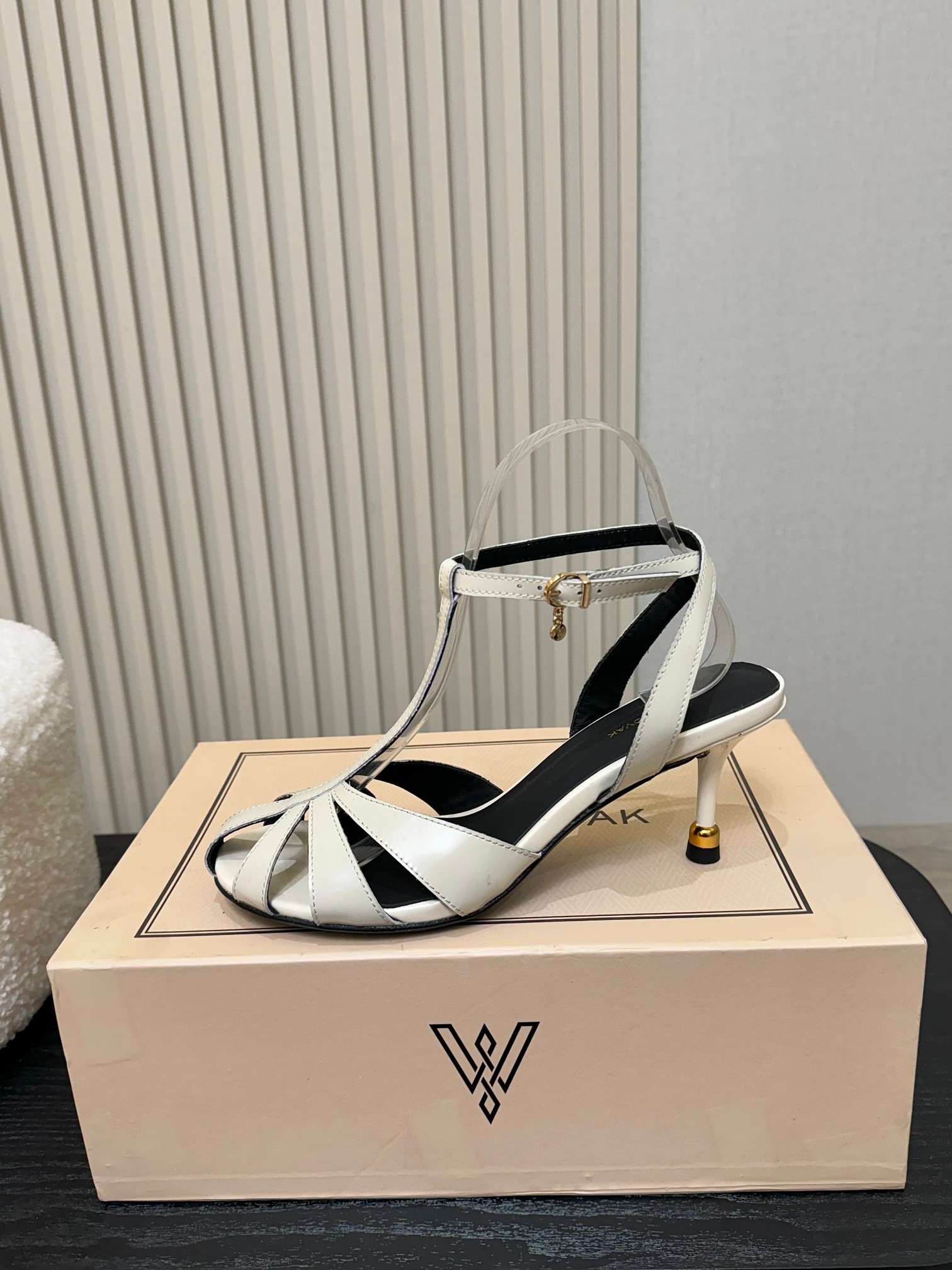 NO:228422,VANDA NOVAK niche took 3 months to develop, unique design wine glass, heavy series, many teamed up with Italian brands to launch high-end shoes series, popular ins fairy and beautiful magic boots, overseas bloggers crazily call, overseas bloggers have a pair of hands, focusing on version craftsmanship, craftsmanship quality, increase height, slimness, and slimming legs, street photography for fashion week, popular fashion is crazily planted by these fashion boots!  The official website is simultaneously released. The upper imported toe layer cowhide, inner cowhide, outsole, Italian genuine leather injection molded outsole, heel 7.5cm original mold opening, size 34-41 (34.40.41.42 order) Packaging full set of original version packaging 7 colors, sandals, sandals, boots, cowhide19860909VANDA NOVAK小众 耗时3个月研发 鞋跟独特设计酒杯  重磅系列 众多联手意大利品牌 推出高级感满分的鞋款系列 火遍ins神仙绝美神靴,海外博主疯狂打call 海外博主人手一双,对版本工艺,重工艺品质 增高,显瘦.修身,瘦腿 时装周街拍 火爆时尚被这双时装靴疯狂种草！ 官网同步发售 鞋面进口头层牛皮 内里牛皮 大底意大利真皮注塑大底 鞋跟7.5cm原版开模 码数34-41（34.40.41.42订） 包装全套原版本包装 7色,凉鞋,sandals,boots,cowhide,Women's Shoes