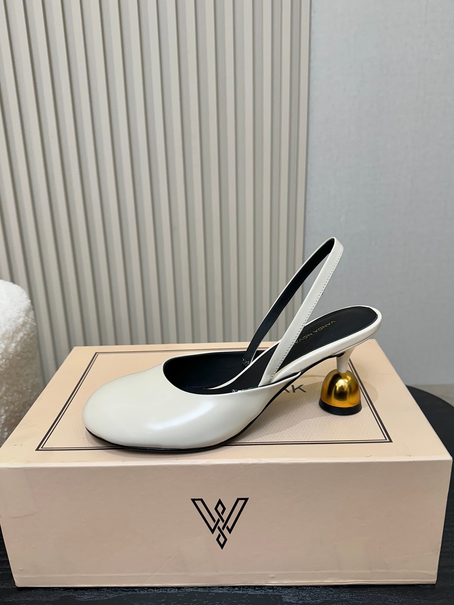 NO:420480,2025 Spring and Autumn New Models exclusively authorized sales support inspection Price VANDA NOVAK comes from Italian brands Exclusive to the entire network. It took 3 months to develop, unique design wine glasses, heavy series, many Italian brands join forces to launch high-end shoes series, popular ins fairy and beautiful magic boots, overseas bloggers are crazy to call, overseas bloggers are handed a pair, with version craftsmanship, emphasis on craftsmanship quality, increase height, slimness, and slimming legs, street photography for fashion week, popular fashion is planted by these fashion boots!  The official website is released simultaneously. The upper is imported with beaded calfskin, inner silk cowhide, outsole, Italian leather injection molded, unslipped, heel 7.5cm original molded, size 34-41 (34.40.41.42 order) Packaging full set of original version packaging 4 colors, high heels, sandals, sandals, boots, high heels, cowhide198609092025春秋新款全网独家授权销售支持验货  价格 VANDA NOVAK来自意大利品牌 全网独家 耗时3个月研发 鞋跟独特设计酒杯  重磅系列 众多联手意大利品牌 推出高级感满分的鞋款系列 火遍ins神仙绝美神靴,海外博主疯狂打call 海外博主人手一双,对版本工艺,重工艺品质 增高,显瘦.修身,瘦腿 时装周街拍 火爆时尚被这双时装靴疯狂种草！ 官网同步发售 鞋面进口开边珠小牛皮 内里丝绸牛皮 大底意大利真皮注塑大底防滑 鞋跟7.5cm原版开模 码数34-41（34.40.41.42订） 包装全套原版本包装 4色,高跟鞋凉鞋,sandals,boots,high heels,cowhide,Women's Shoes