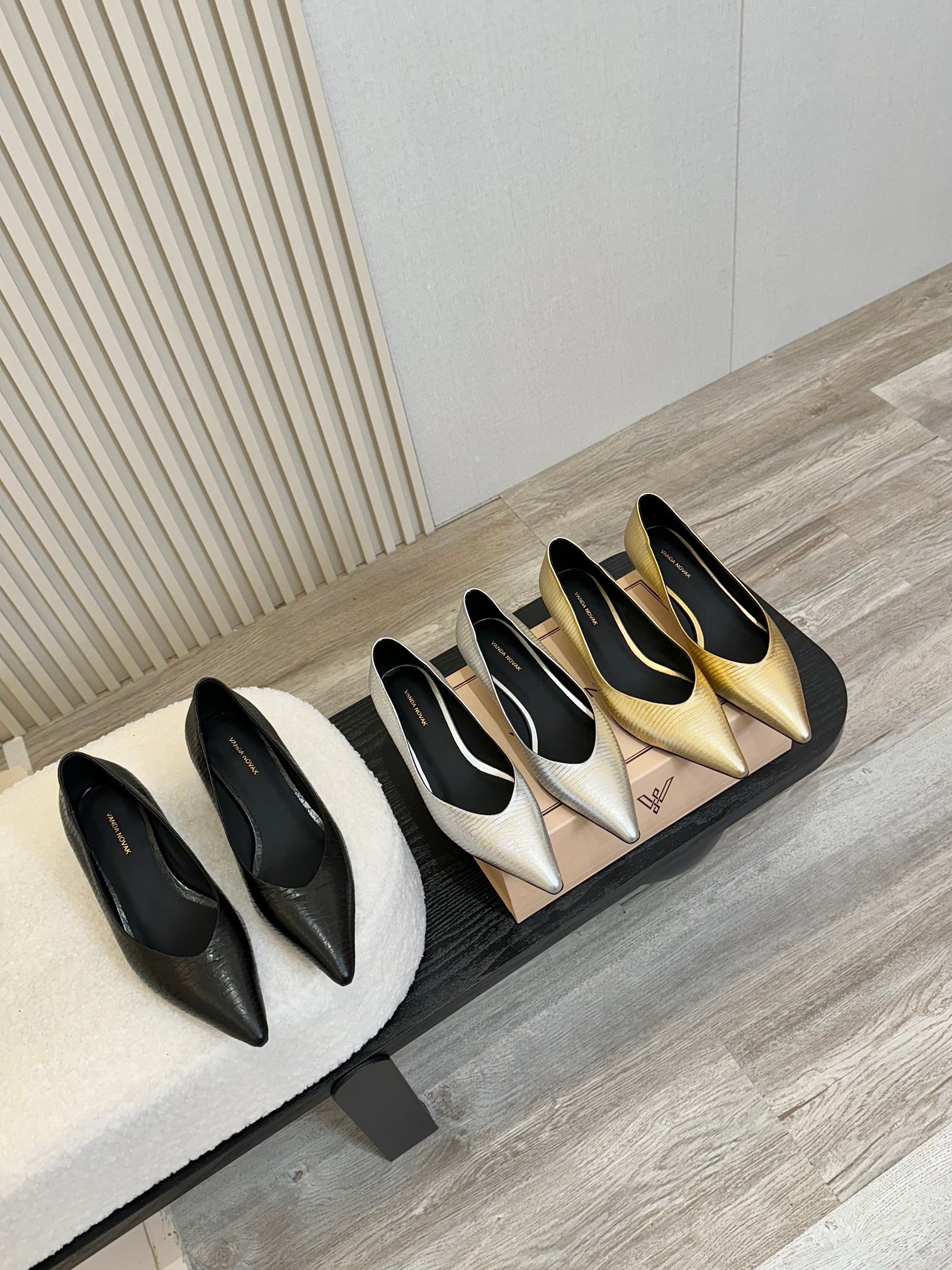 NO:228414,VANDA NOVAK niche exclusive, took 3 months to develop, unique heel design wine glass, heavy series, many Italian brands join forces to launch high-end shoes series, popular ins fairy and beautiful magic boots, overseas bloggers are crazy to call, overseas bloggers are handed a pair, with version craftsmanship, craftsmanship quality, increase height, slimness, slimming, legs, single shoes, street photography for fashion week, plant grass when it is popular!  The official website is released simultaneously. Upper sheepskin, inner silk cowhide, outsole, Italian genuine leather injection molded outsole, anti-slip, heel 4cm original mold opening, size 34-41 (34.40.41.42 order) Packaging full set of original version packaging 6 colors, single shoes, boots, cowhide, sheepskin19860909VANDA NOVAK 小众独家 耗时3个月研发 鞋跟独特设计酒杯  重磅系列 众多联手意大利品牌 推出高级感满分的鞋款系列 火遍ins神仙绝美神靴,海外博主疯狂打call 海外博主人手一双,对版本工艺,重工艺品质 增高,显瘦.修身,瘦腿 单鞋 时装周街拍 火爆时狂种草！ 官网同步发售 鞋面羊皮 内里丝绸牛皮 大底意大利真皮注塑大底防滑 鞋跟4cm原版开模 码数34-41（34.40.41.42订） 包装全套原版本包装 6色,单鞋,boots,cowhide,sheepskin,Women's Shoes