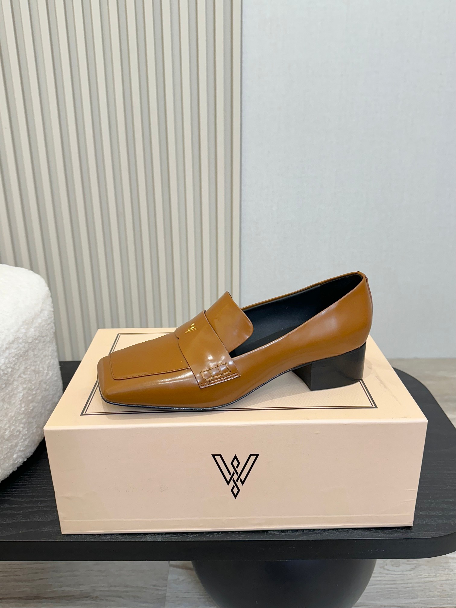 NO:228409,VANDA NOVAK Niche took 3 months to develop, unique design wine glass, heavy series, many Italian brands joined forces to launch high-end shoes series, popular ins fairy and beautiful magic boots, overseas bloggers are crazy to call, overseas bloggers are handed a pair, with version craftsmanship, craftsmanship quality, increase height, slimness, slimming, legs, single shoes, street photography for fashion week, plant grass when it is popular!  The official website is released simultaneously. The upper is beaded calfskin, the inner silk cowhide, the outsole, the Italian leather injection molded outsole, the heel is 4cm original molded, the size is 34-41 (34.40.41.42 order) The packaging is complete with the original version packaging 2 colors, loafers, loafers, boots, cowhide19860909VANDA NOVAK 小众 耗时3个月研发 鞋跟独特设计酒杯  重磅系列 众多联手意大利品牌 推出高级感满分的鞋款系列 火遍ins神仙绝美神靴,海外博主疯狂打call 海外博主人手一双,对版本工艺,重工艺品质 增高,显瘦.修身,瘦腿 单鞋 时装周街拍 火爆时狂种草！ 官网同步发售 鞋面开边珠小牛皮 内里丝绸牛皮 大底意大利真皮注塑大底防滑 鞋跟4cm原版开模 码数34-41（34.40.41.42订） 包装全套原版本包装 2色,乐福鞋,loafers,boots,cowhide,Women's Shoes