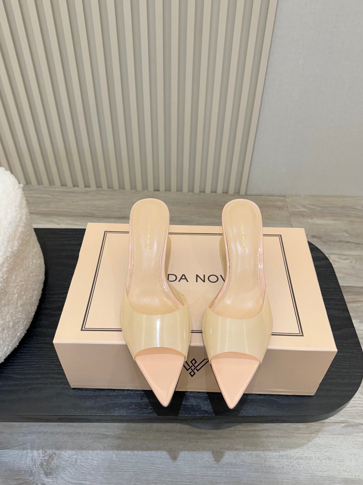 NO:410035,Authentic original development supports counter inspection VANDA NOVAK Italian niche brand 2025ss new popular women's high heels. VN new wine glass high heels sandals are popular, ins & Xiaohongshu has many internet celebrities!  Super sexy on your feet!  It's really beautiful!  There is reason to bring a fashionable and strong wind, making people feel comfortable. High heels without tiring your feet, original custom fabrics, compared to the highest version in the market. This double-layer upper has a super high-end feel!  High-end wear is fairy, simple, fashionable and design-like, and they are all very easy to wear, especially the sole of the forefoot injection molded raw rubber shoe with anti-slip pads and will not be tired for a day, it is practical and textured, especially suitable for office workers (the original custom-made shoe soles are exactly the same) It is worth mentioning that the silk film soles that have been opened and tested repeatedly in the sole are almost perfect, and most of the market are sprayed. Round-toe wine glass heel design elements can be called the VN family design gene. The upper is made of original imported Italian customized film and matched with the inner liner Italian imported original sheepskin comfortable design. It is full of design sense. A model that highlights personality. Trendy and god-level items. All developments. According to the original requirements, deep disassembly and restored. Pure handmade technology. It is expensive. It uses Italian genuine leather injection molding soles. Raw glue injection molding technology. Anti-slip comfort. The beauties' thoughts are finally here.  It is versatile and suitable for any occasion and is a must-have pair for everyone!  Fabric imported from Italy original custom film, Italian imported from Italy original sheepskin footbed, Italian imported from Italy original sheepskin, outsole imported from Italy original genuine leather injection molded sole, heel 7.5CM (original heel height is the same) Size 35-39 (34.40.41.42 customized, no return or exchange) Packaging top-level high-end full set of original genuine packaging, semi-torque high heels, high heels, slippers, sheepskin19860909正品原版开发 支持专柜验货VANDA NOVAK意大利小众品牌2025ss新品爆款女士高跟鞋.VN新款酒杯高跟凉拖鞋抢手大爆款,ins&小红书巨多网红明星上身！上脚超性感！真的太美了！有理由刮起时尚大风,让人沦陷的舒适感 高跟而不累脚,原版定制面料 对比市场最高版本.这款双层鞋面超有高级感！高级穿着又仙女 简约时髦又有设计感 而且都非常非常好穿,特别是前掌注塑生胶鞋底部有防滑胶垫走一天也不会累,实用又有质感,特别适合上班一族（原版开模定制颜色鞋型鞋底一模一样）值得一提的是鞋底花费一个月开模反复测试过的丝膜大底做到几乎完美,市场上大部份是喷涂.圆头酒杯跟设计元素 堪称VN家族设计基因 鞋面采用意大利进口原版定制胶片 搭配内胆意大利进口原版羊皮舒适设计 设计感十足 一款彰显个性 潮流神级单品 所有开发 按原版要求 深度拆解还原 纯手工制作工艺 成本不菲 采用意大利真皮注塑大底 生胶注塑工艺 防滑舒适 美女们的心心念念终于来了 百搭适用任何场合、人手必备一双！ 面料意大利进口原版定制胶片 内里意大利进口原版羊皮 垫脚意大利进口原版羊皮 大底意大利进口原版真皮注塑底 鞋跟7.5CM（原版跟高一致的） 码数35-39（34.40.41.42定做,不退不换） 包装顶级高端全套原版正品包装,半拖高跟鞋,high heels,slippers,sheepskin,Women's Shoes