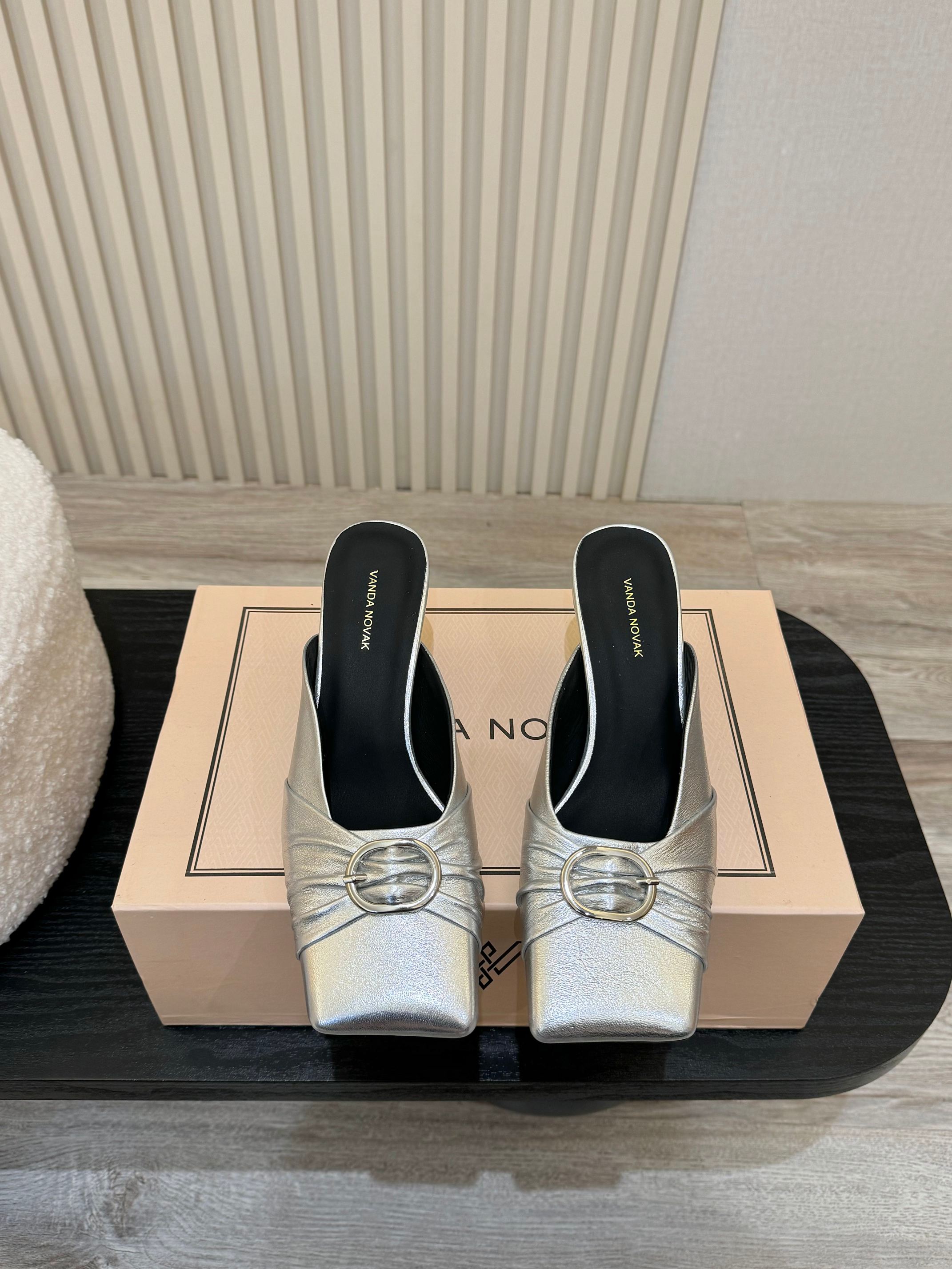 NO:410040,Authentic original development supports counter inspection VANDA NOVAK Italian niche brand 2025ss new popular women's high heels. VN new wine glass high heels Muller semi-sandslippers are popular, ins & Xiaohongshu has many internet celebrities!  Super sexy on your feet!  It's really beautiful!  There is reason to bring a fashionable and strong wind, making people feel comfortable. High heels without tiring your feet, original custom fabrics, compared to the highest version in the market. This double-layer upper has a super high-end feel!  High-end wear is fairy, simple, fashionable and design-like, and they are all very easy to wear, especially the sole of the forefoot injection molded raw rubber shoe with anti-slip pads and will not be tired even if you walk for a day. It is practical and textured, especially suitable for office workers (the original mold-opening and customized shoe soles are exactly the same). It is worth mentioning that the silk film soles that have been tested repeatedly for one month are almost perfect, and most of the market are sprayed. The square-head wine glass heel design elements can be regarded as the VN family design gene. The upper is made of original imported Italian brocade sheepskin and matched with the inner liner imported Italian original sheepskin comfort design. It has a full sense of design. A model that highlights personality. Trendy and god-level items. All developments. According to the requirements of the original version, deep disassembly and restore. Pure handmade technology. It is expensive. It uses Italian genuine leather injection molding soles. Raw glue injection molding technology. Anti-slip comfort. The beauties' thoughts are finally here.  It is versatile and suitable for any occasion and is a must-have pair for everyone!  Fabric imported from Italy original brocade sheepskin, inner lining imported from Italy original sheepskin, foot pads imported from Italy original genuine leather injection molding sole, heel 7.5CM (original heel height is the same) Size 35-39 (34.40.41.42 custom made, no return or exchange) Packaging top-level high-end full set of original genuine packaging, semi-torque high heels, high heels, slippers, sheepskin19860909正品原版开发 支持专柜验货VANDA NOVAK意大利小众品牌2025ss新品爆款女士高跟鞋.VN新款酒杯高跟穆勒半凉拖鞋抢手大爆款,ins&小红书巨多网红明星上身！上脚超性感！真的太美了！有理由刮起时尚大风,让人沦陷的舒适感 高跟而不累脚,原版定制面料 对比市场最高版本.这款双层鞋面超有高级感！高级穿着又仙女 简约时髦又有设计感 而且都非常非常好穿,特别是前掌注塑生胶鞋底部有防滑胶垫走一天也不会累,实用又有质感,特别适合上班一族（原版开模定制颜色鞋型鞋底一模一样）值得一提的是鞋底花费一个月开模反复测试过的丝膜大底做到几乎完美,市场上大部份是喷涂.方头酒杯跟设计元素 堪称VN家族设计基因 鞋面采用意大利进口原版锦羊皮 搭配内胆意大利进口原版羊皮舒适设计 设计感十足 一款彰显个性 潮流神级单品 所有开发 按原版要求 深度拆解还原 纯手工制作工艺 成本不菲 采用意大利真皮注塑大底 生胶注塑工艺 防滑舒适 美女们的心心念念终于来了 百搭适用任何场合、人手必备一双！ 面料意大利进口原版锦羊皮 内里意大利进口原版羊皮 垫脚意大利进口原版羊皮 大底意大利进口原版真皮注塑底 鞋跟7.5CM（原版跟高一致的） 码数35-39（34.40.41.42定做,不退不换） 包装顶级高端全套原版正品包装,半拖高跟鞋,high heels,slippers,sheepskin,Women's Shoes