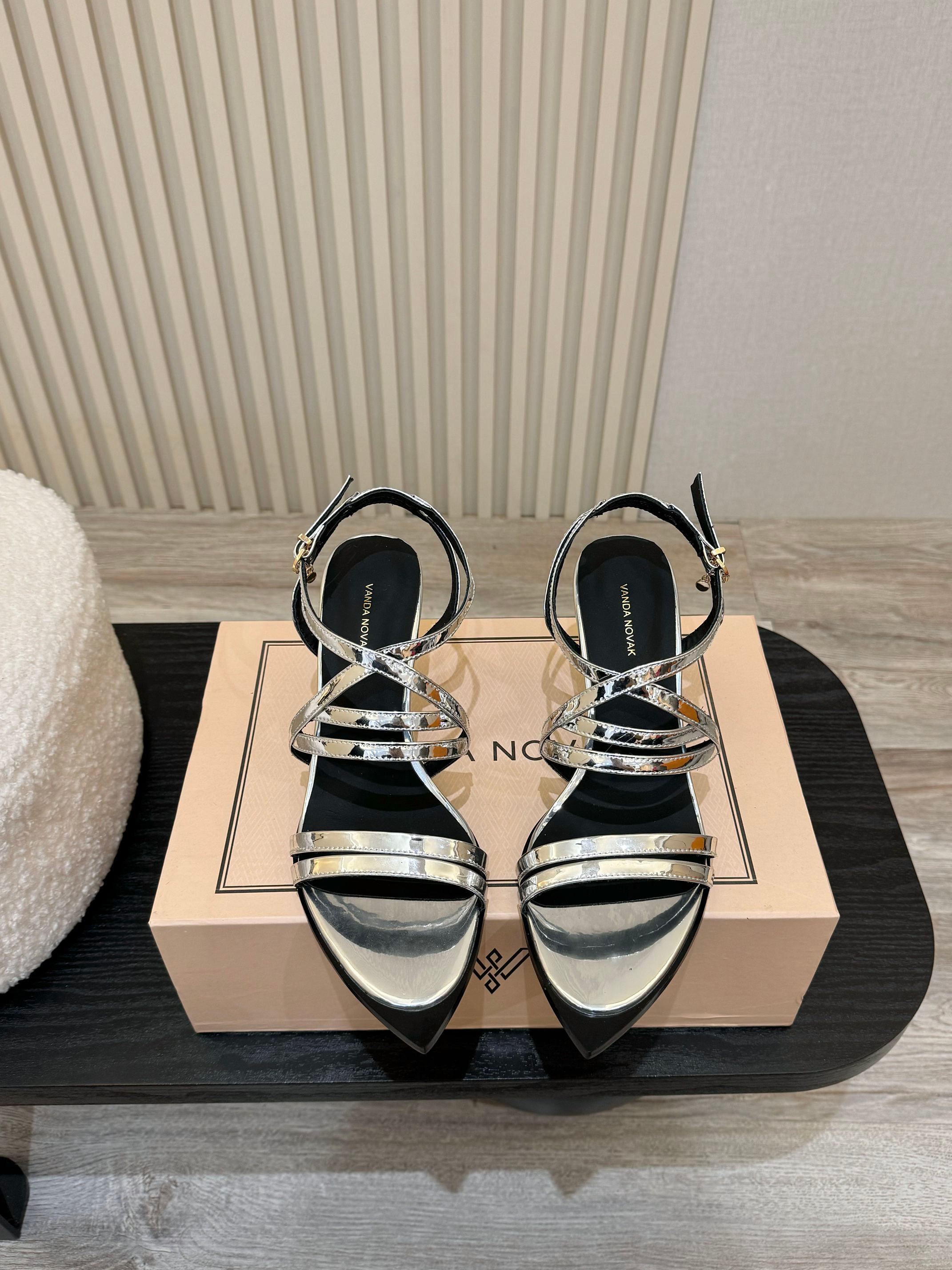 NO:410030,Authentic original development supports counter inspection VANDA NOVAK Italian niche brand 2025ss new popular women's high heels. VN new wine glass high heels sandals are popular, ins & Xiaohongshu has many internet celebrities!  Super sexy on your feet!  It's really beautiful!  There is reason to bring a fashionable and strong wind, making people feel comfortable. High heels without tiring your feet, original custom fabrics, compared to the highest version in the market. This double-layer upper has a super high-end feel!  High-end wear is fairy, simple, fashionable and design-like, and they are all very easy to wear, especially the sole of the forefoot injection molded raw rubber shoe with anti-slip pads and will not be tired for a day, it is practical and textured, especially suitable for office workers (the original mold-opening custom-color shoe soles are exactly the same). It is worth mentioning that the silk film sole that has been tested repeatedly for one month is almost perfect, and most of the market is sprayed. The small pointed wine glass heel design element can be called the VN family design gene. The upper uses original brocade sheepskin imported from Italy and matches the inner liner. The Italian imported original sheepskin comfortable design is full of design. A model that highlights personality. Trendy and god-level items. All developments. Deep disassembly and restore. Pure handmade technology. It is expensive. It uses Italian genuine leather injection molding soles. Raw glue injection molding technology. Anti-slip comfort. The beauties' thoughts are finally here.  It is versatile and suitable for any occasion and is a must-have pair for everyone!  Fabric imported from Italy original brocade sheepskin, inner lining imported from Italy original sheepskin, footbed imported from Italy original sheepskin, outsole imported from Italy original genuine leather injection molded sole, heel 7.5CM (original heel height is the same) Size 35-39 (34.40.41.42 custom made, no return or exchange) Packaging top-level high-end full set of original genuine packaging, high heels, sandals, high heels, slippers, sheepskin19860909正品原版开发 支持专柜验货VANDA NOVAK意大利小众品牌2025ss新品爆款女士高跟鞋.VN新款酒杯高跟凉拖鞋抢手大爆款,ins&小红书巨多网红明星上身！上脚超性感！真的太美了！有理由刮起时尚大风,让人沦陷的舒适感 高跟而不累脚,原版定制面料 对比市场最高版本.这款双层鞋面超有高级感！高级穿着又仙女 简约时髦又有设计感 而且都非常非常好穿,特别是前掌注塑生胶鞋底部有防滑胶垫走一天也不会累,实用又有质感,特别适合上班一族（原版开模定制颜色鞋型鞋底一模一样）值得一提的是鞋底花费一个月开模反复测试过的丝膜大底做到几乎完美,市场上大部份是喷涂.小尖头酒杯跟设计元素 堪称VN家族设计基因 鞋面采用意大利进口原版锦羊皮 搭配内胆意大利进口原版羊皮舒适设计 设计感十足 一款彰显个性 潮流神级单品 所有开发 按原版要求 深度拆解还原 纯手工制作工艺 成本不菲 采用意大利真皮注塑大底 生胶注塑工艺 防滑舒适 美女们的心心念念终于来了 百搭适用任何场合、人手必备一双！ 面料意大利进口原版锦羊皮 内里意大利进口原版羊皮 垫脚意大利进口原版羊皮 大底意大利进口原版真皮注塑底 鞋跟7.5CM（原版跟高一致的） 码数35-39（34.40.41.42定做,不退不换） 包装顶级高端全套原版正品包装,高跟鞋凉鞋,sandals,high heels,slippers,sheepskin,Women's Shoes