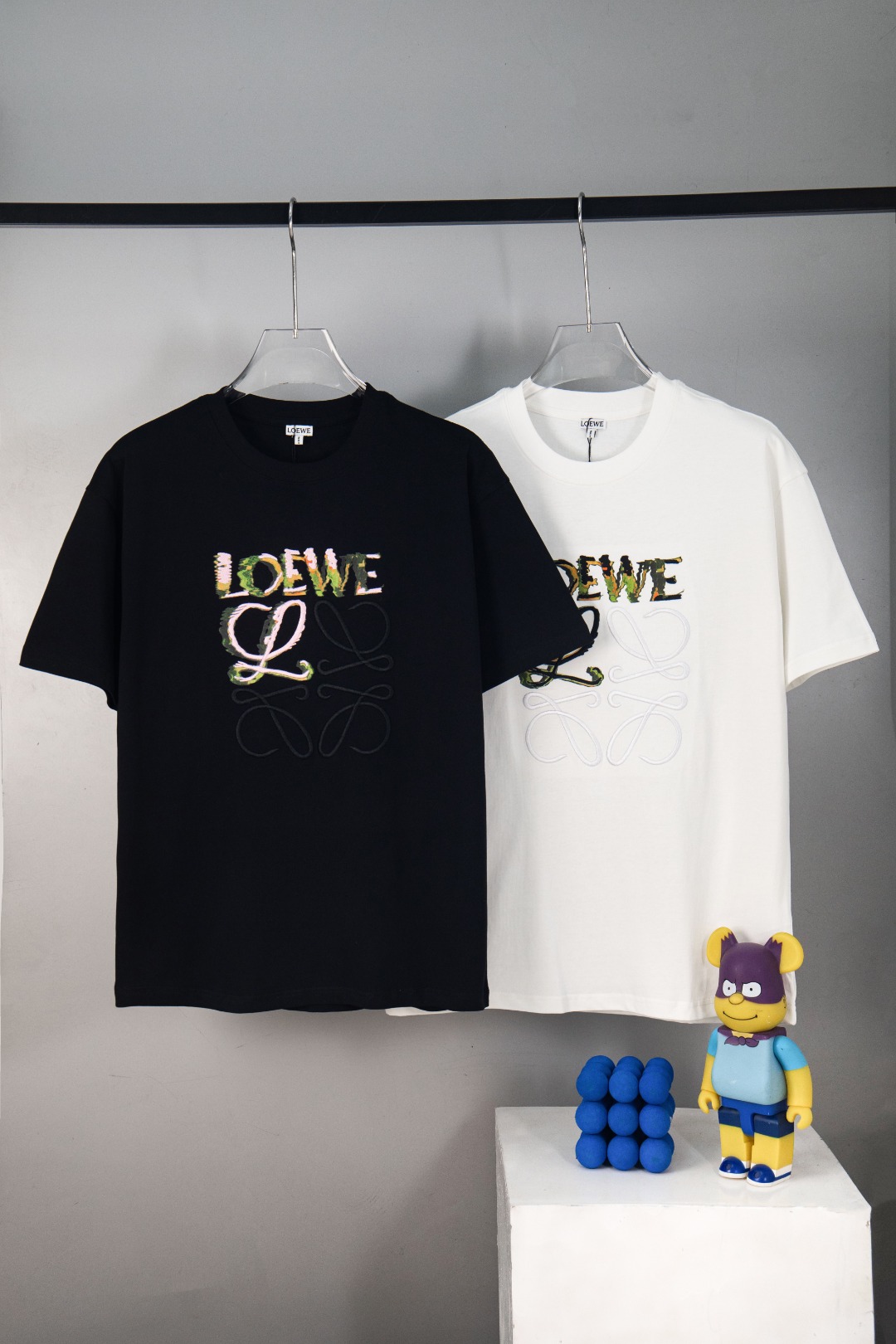 P77 LOEWE 罗意威 彩色印花立体字母刺绣🪡 Logo精致升级，灵感源自八十年代复古 原版面料 官方同款 短袖T恤 定制260克同缸染面料 手感非常舒服 设计风格融合了经典与现代元素，注重简洁、优雅和精致的细节。同时，品牌也坚持对…