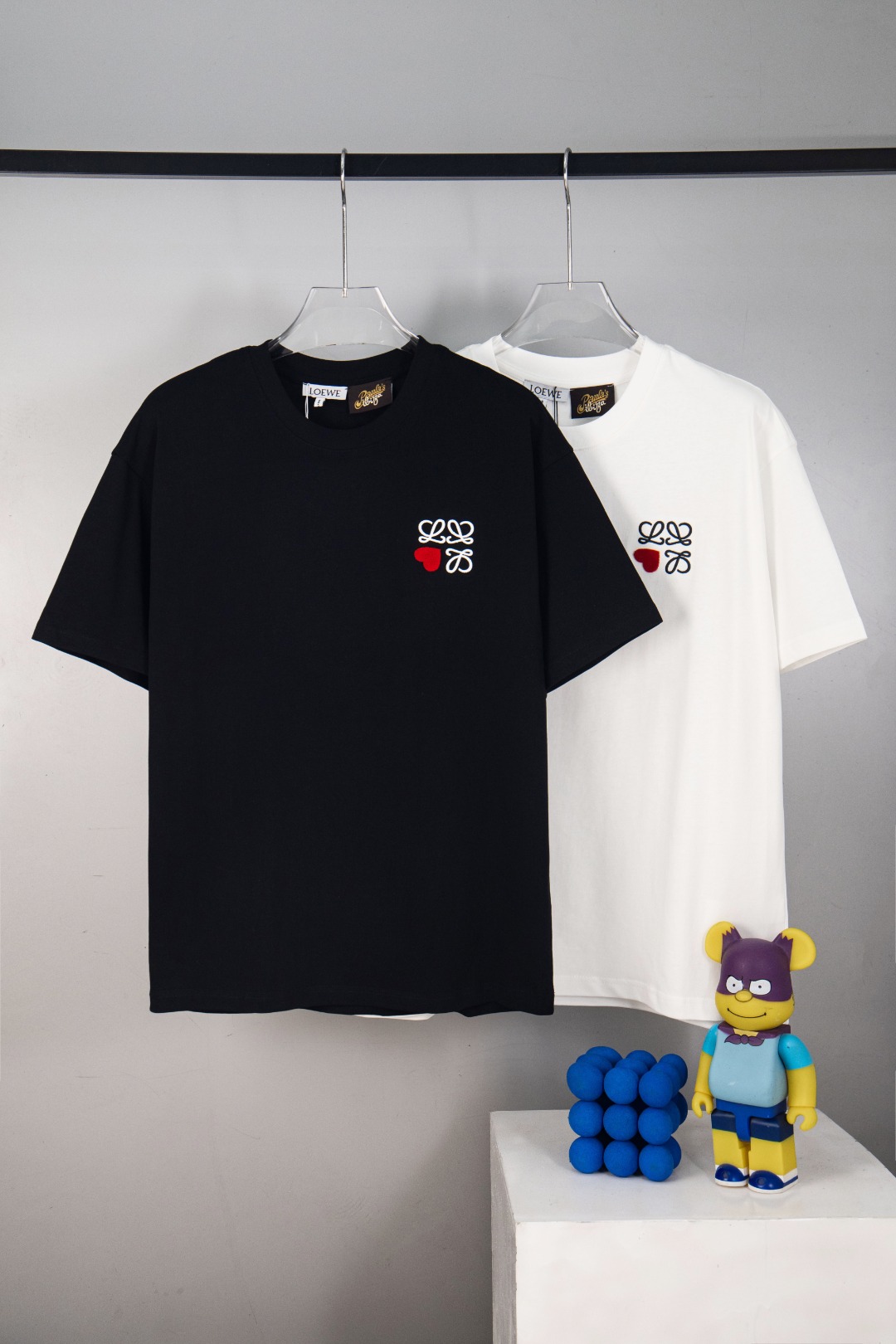 P75 LOEWE 罗意威 520限定款爱心牙刷秀立体刺绣🪡 Logo精致升级，灵感源自八十年代复古 原版面料 官方同款 短袖T恤 定制260克同缸染面料 手感非常舒服 设计风格融合了经典与现代元素，注重简洁、优雅和精致的细节。同时，品…