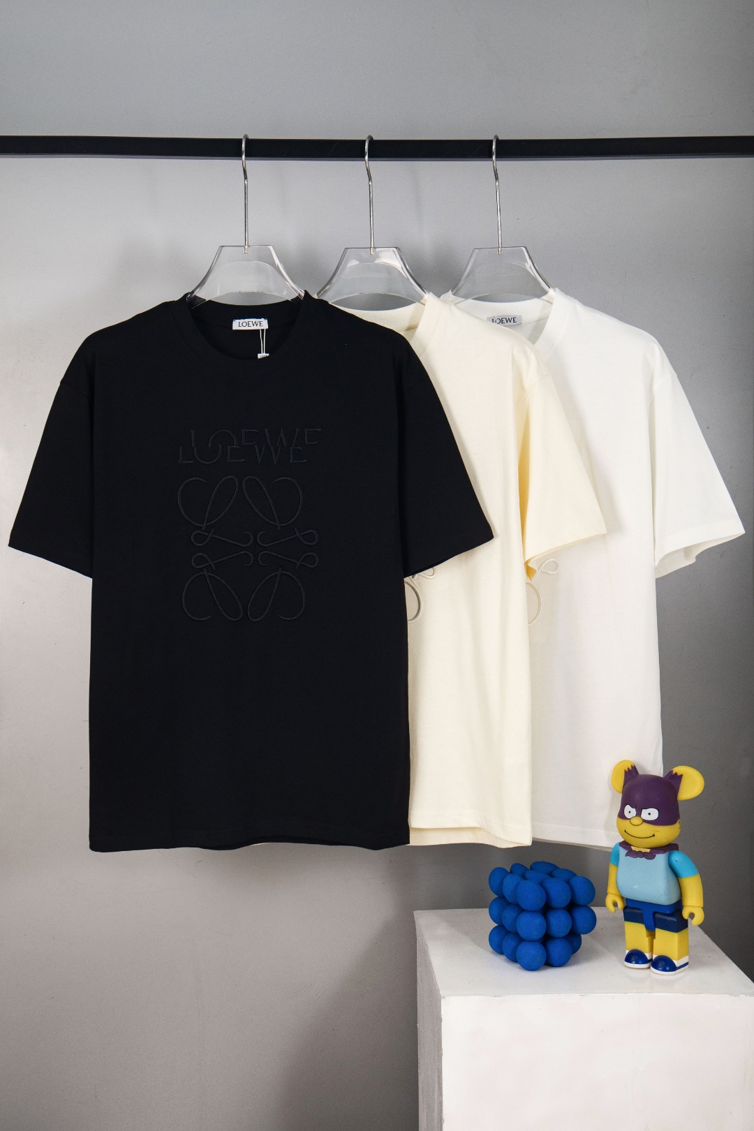 P77 LOEWE 罗意威 正面饰有扭曲LOEWE不规则立体字母刺绣🪡 Logo精致升级，灵感源自八十年代复古 原版面料 官方同款 短袖T恤 定制260克同缸染面料 手感非常舒服 设计风格融合了经典与现代元素，注重简洁、优雅和精致的细节…
