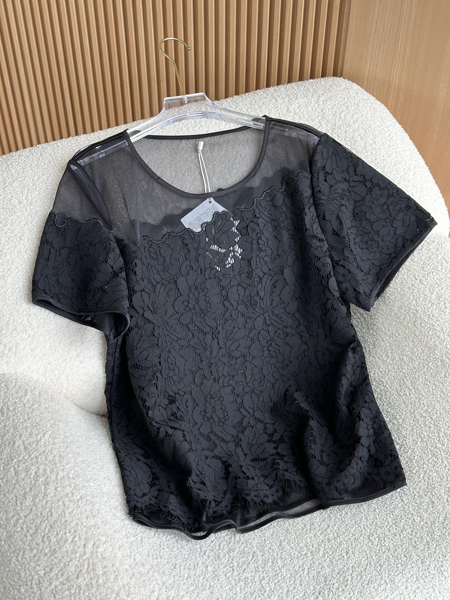 LaPerla新款水溶蕾丝透视网纱露肩款甜美立体提花蕾丝小衫，是一件充满浪漫与甜美气息的时尚单品。这款小