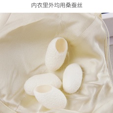 💖邂逅 Laperla 新款内衣,19 姆米真丝缎面的触感,宛如轻柔的梦抚摸肌肤😌。它是优雅与舒适的完美 💖邂逅 Laperla 新款内衣,19 姆米真丝缎面的触感,宛如轻柔的梦抚摸肌肤😌。它是优雅与舒适的完美