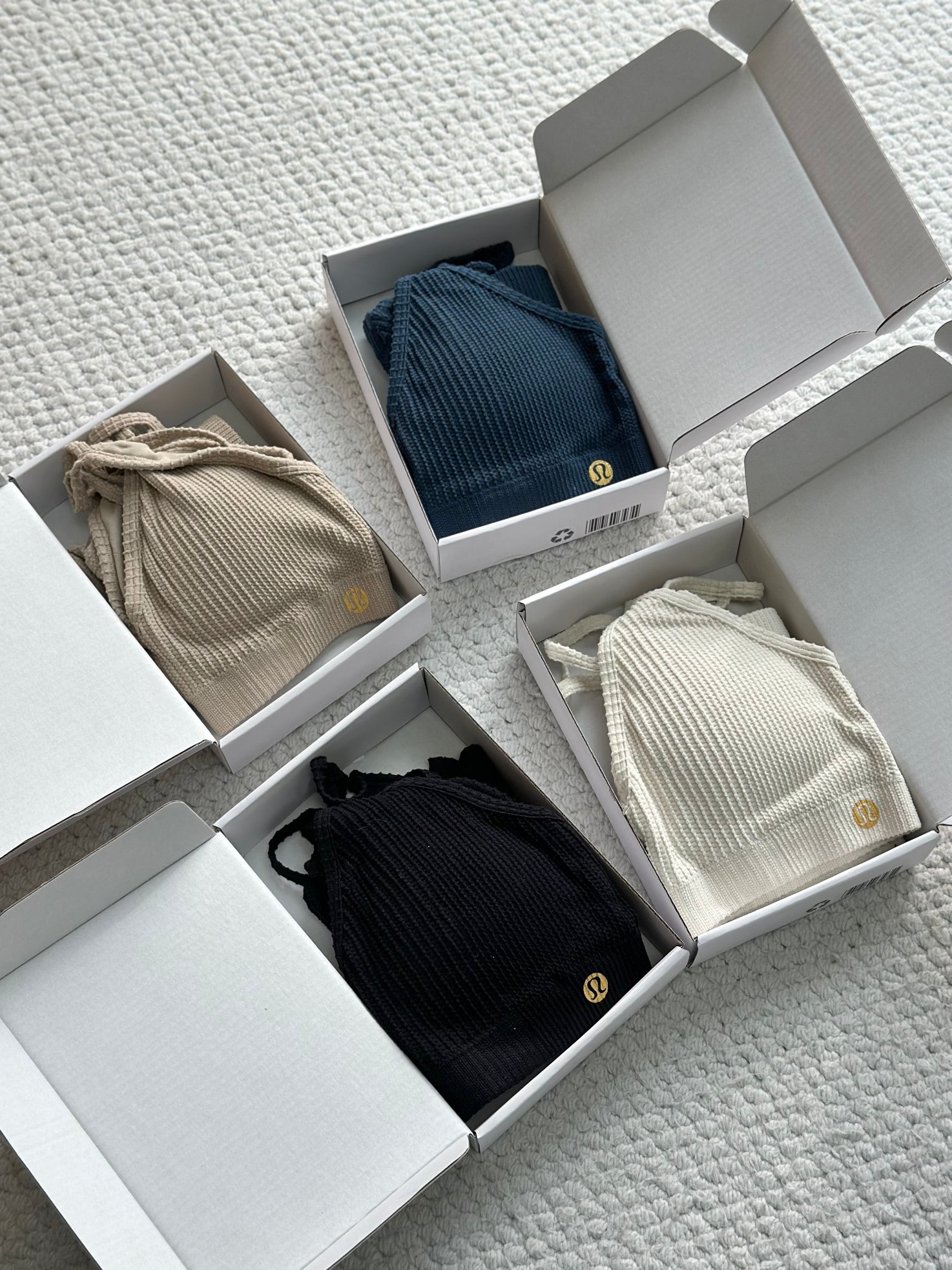 露家新款酷感螺纹舒适美背文胸套装 酷感螺纹美背𝐁𝐫𝐚 软糯细腻的面料，高级感法式套装演绎自在与张弛……让