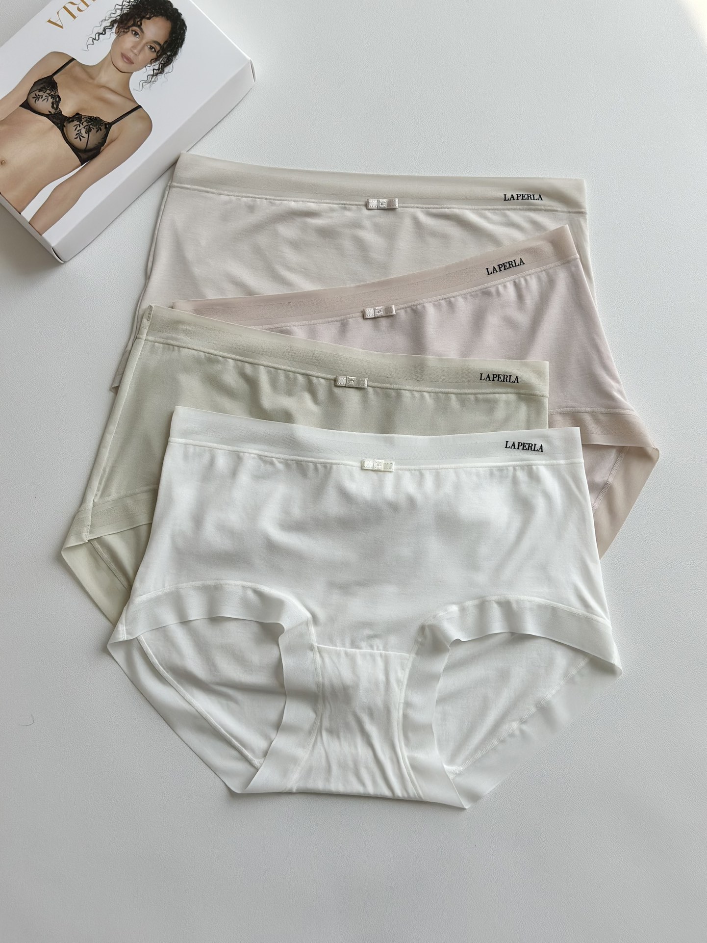 【Laperla｜轻盈如羽，奢宠自成6277】✨#新品驾到 80s超细桑蚕丝中腰内裤  ☁️0.1mm薄
