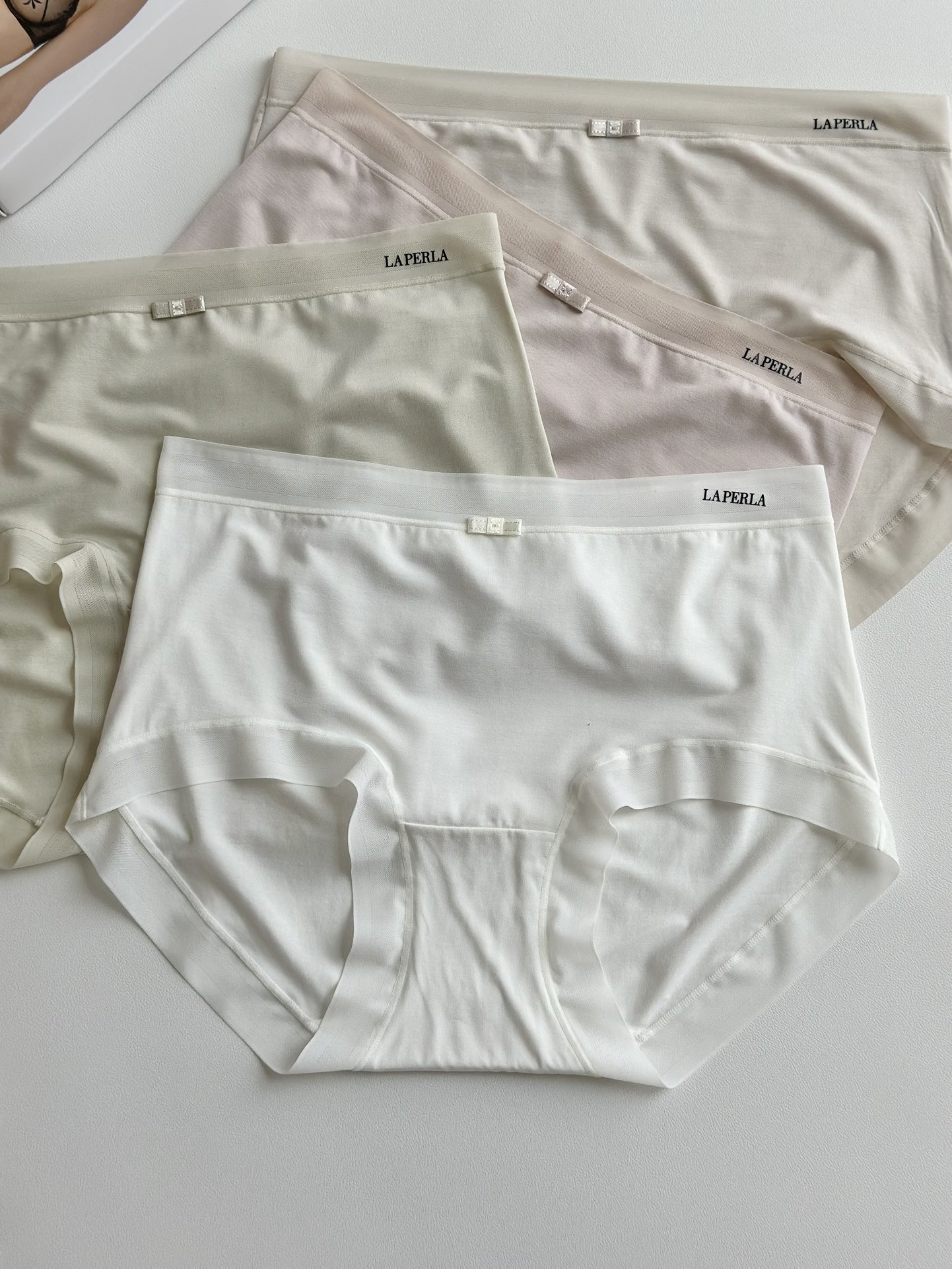 【Laperla｜轻盈如羽，奢宠自成6277】✨#新品驾到 80s超细桑蚕丝中腰内裤  ☁️0.1mm薄
