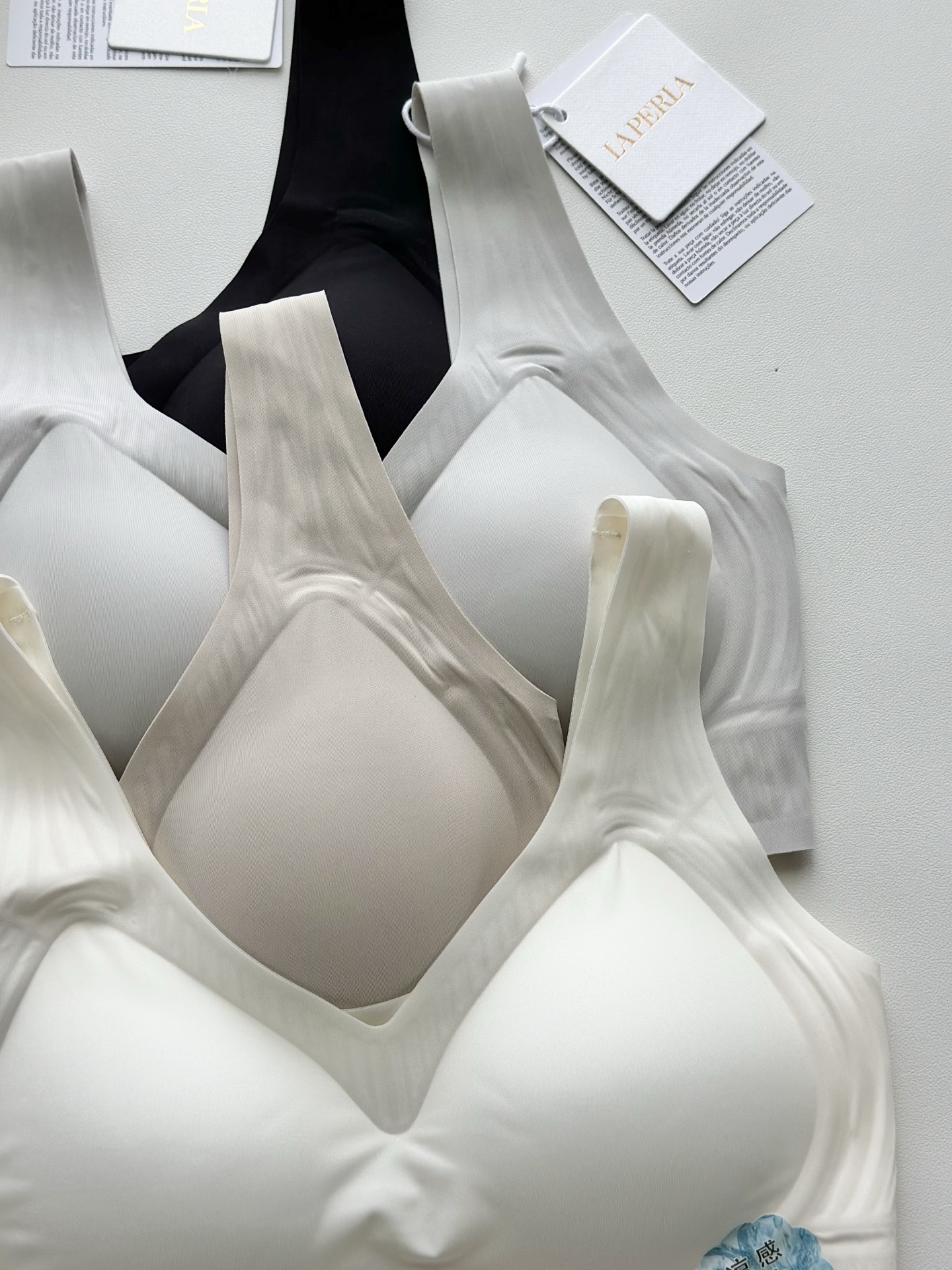 【LaPerla】夏季薄款果冻条无痕光面乳胶女士文胸内衣，为您带来无与伦比的舒适体验！这款文胸内衣采用顶