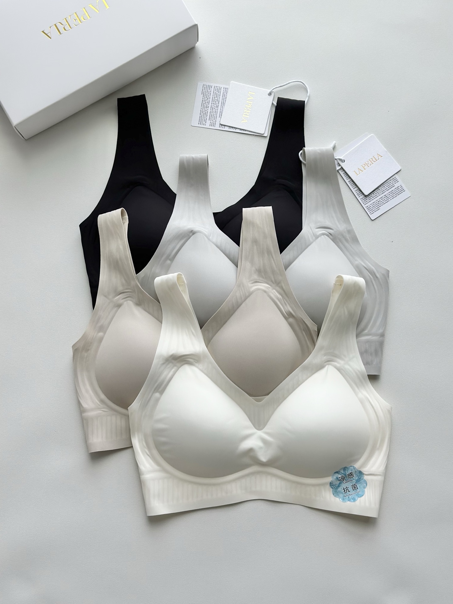 【LaPerla】夏季薄款果冻条无痕光面乳胶女士文胸内衣，为您带来无与伦比的舒适体验！这款文胸内衣采用顶