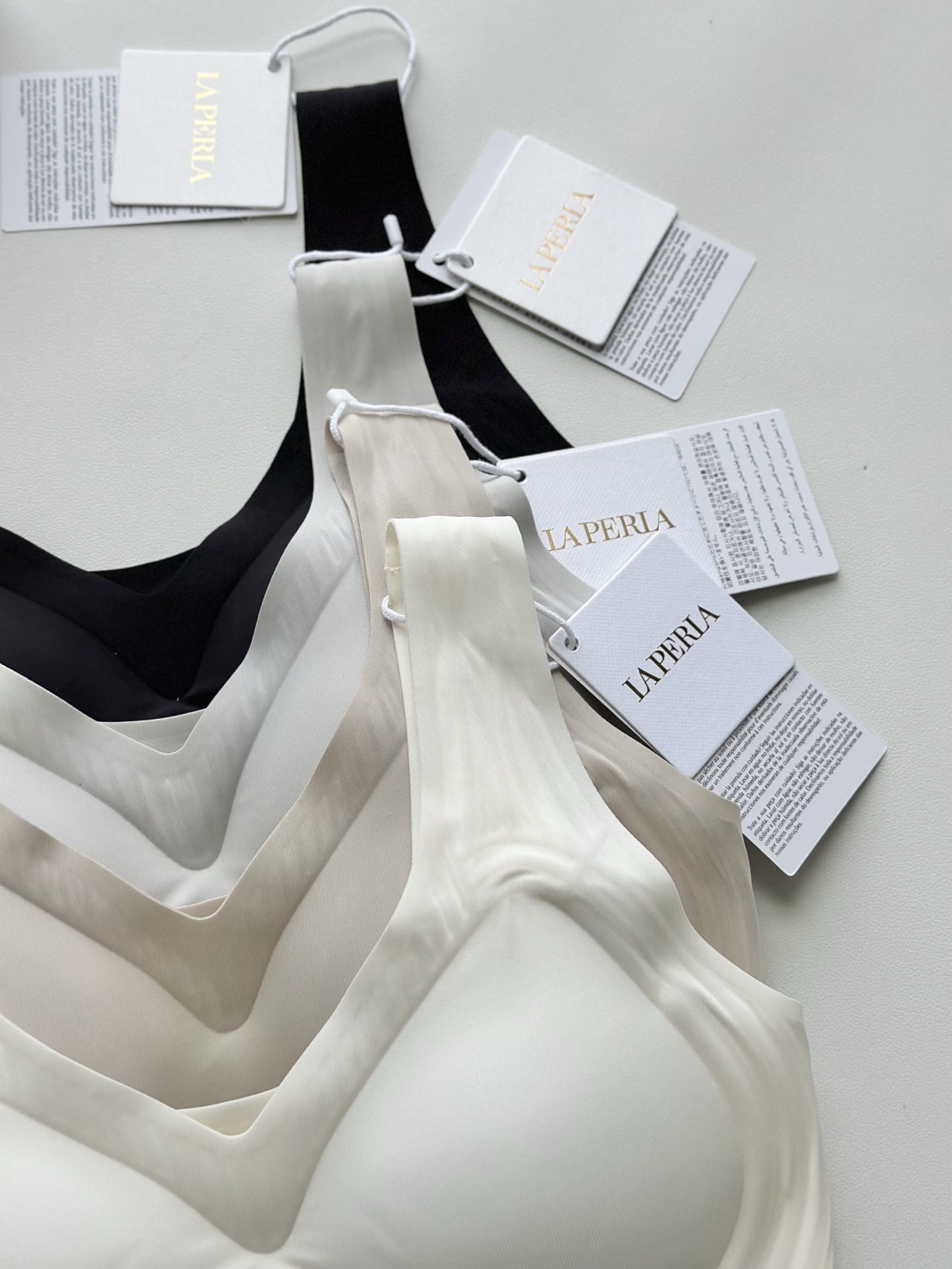 【LaPerla】夏季薄款果冻条无痕光面乳胶女士文胸内衣，为您带来无与伦比的舒适体验！这款文胸内衣采用顶