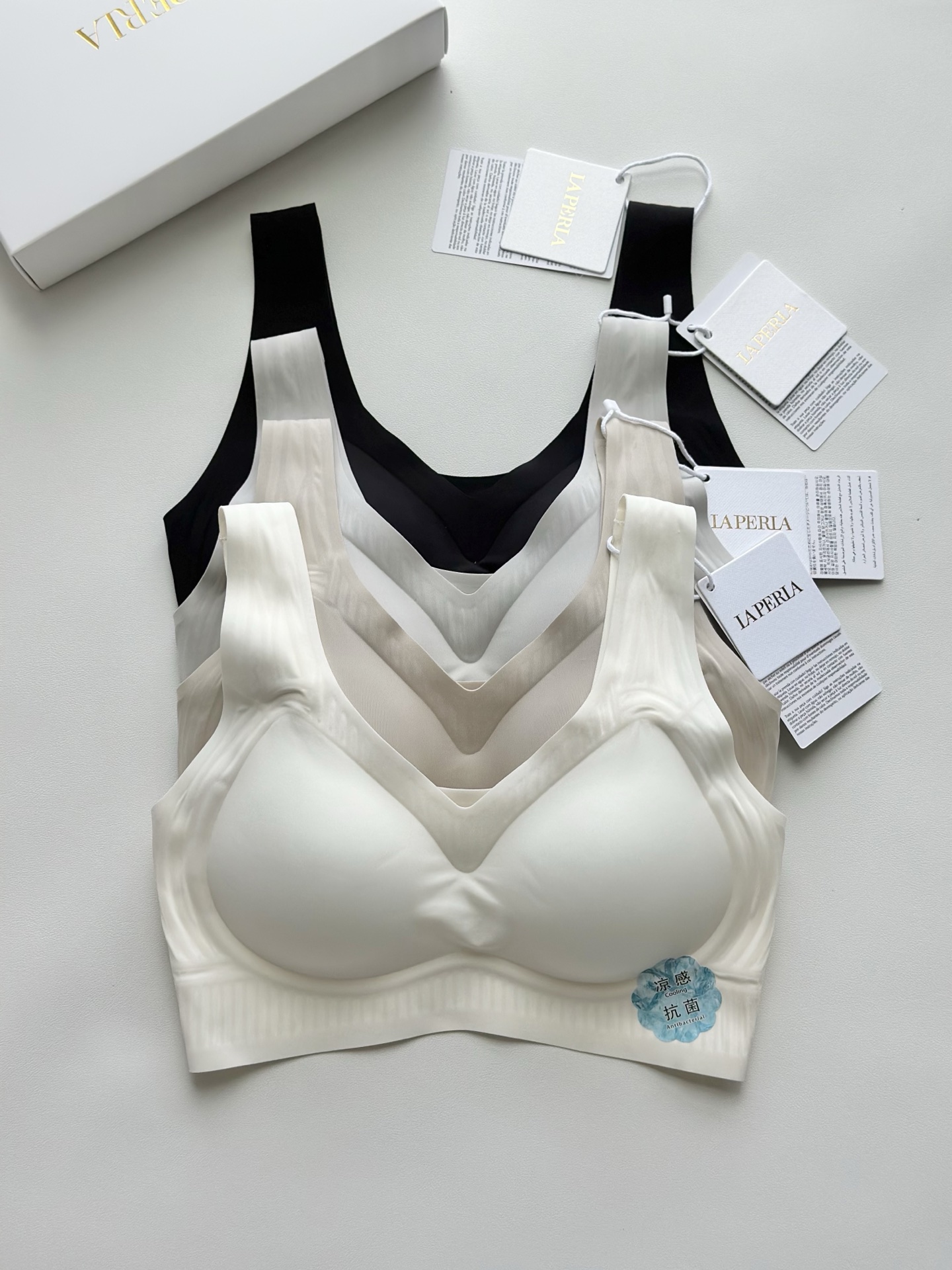 【LaPerla】夏季薄款果冻条无痕光面乳胶女士文胸内衣，为您带来无与伦比的舒适体验！这款文胸内衣采用顶