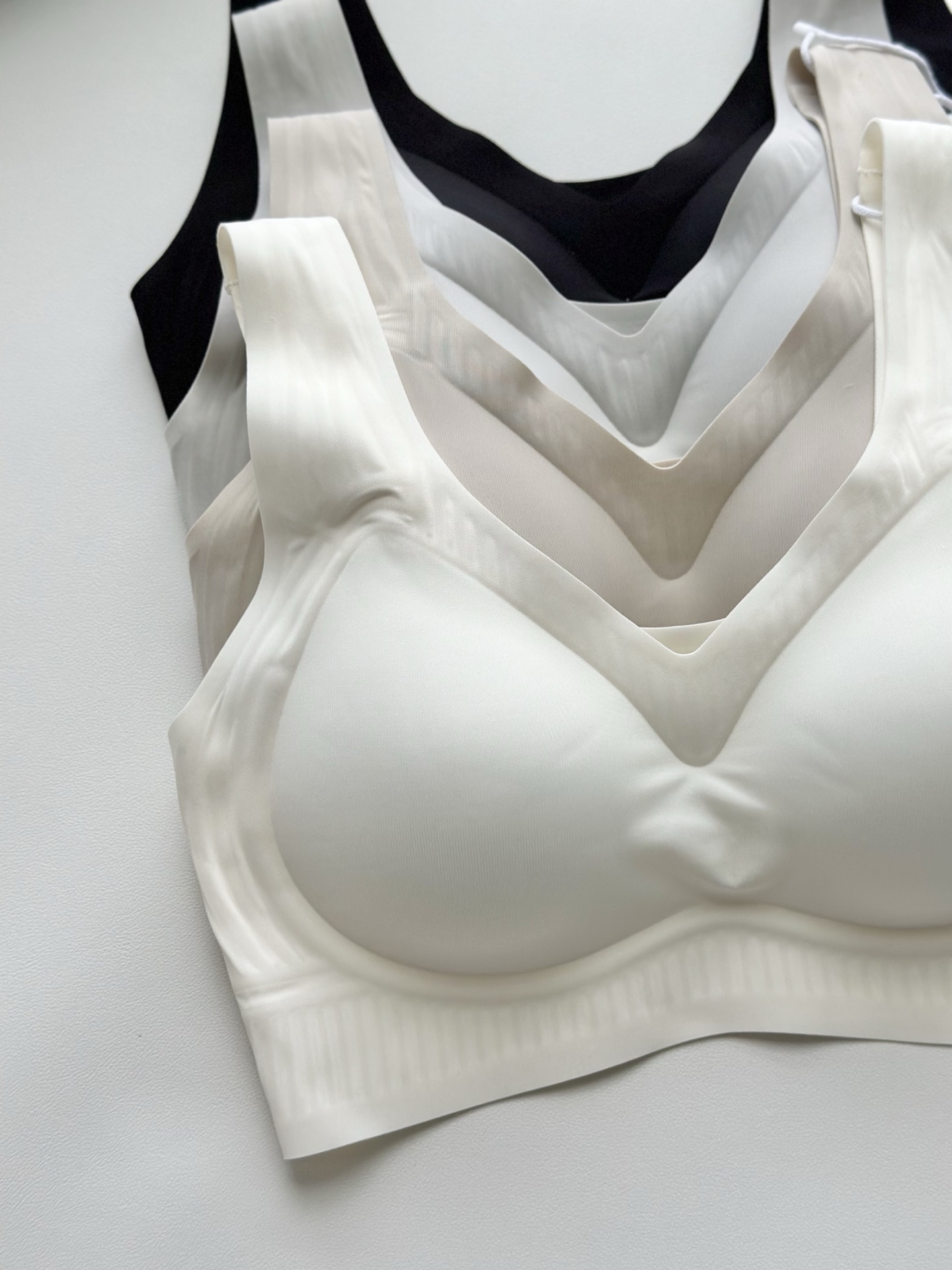 【LaPerla】夏季薄款果冻条无痕光面乳胶女士文胸内衣，为您带来无与伦比的舒适体验！这款文胸内衣采用顶