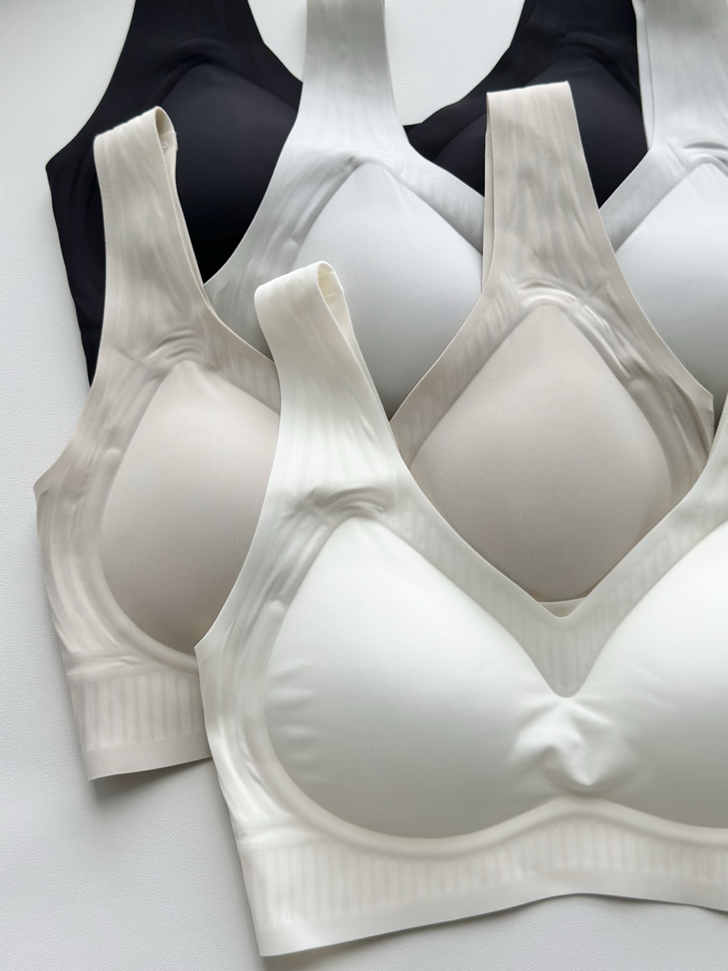 【LaPerla】夏季薄款果冻条无痕光面乳胶女士文胸内衣，为您带来无与伦比的舒适体验！这款文胸内衣采用顶
