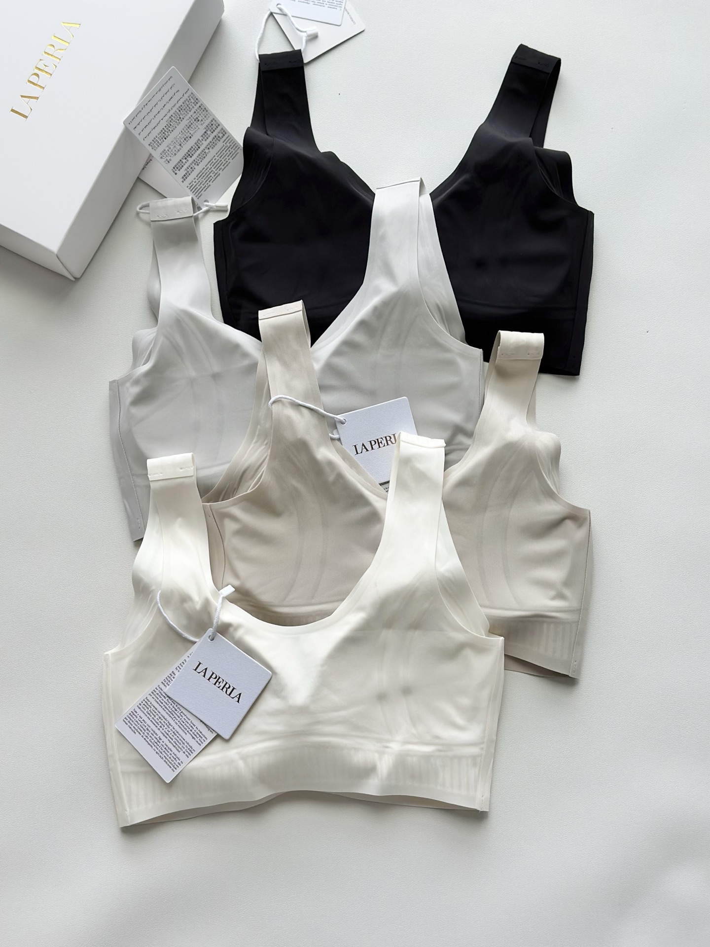 【LaPerla】夏季薄款果冻条无痕光面乳胶女士文胸内衣，为您带来无与伦比的舒适体验！这款文胸内衣采用顶