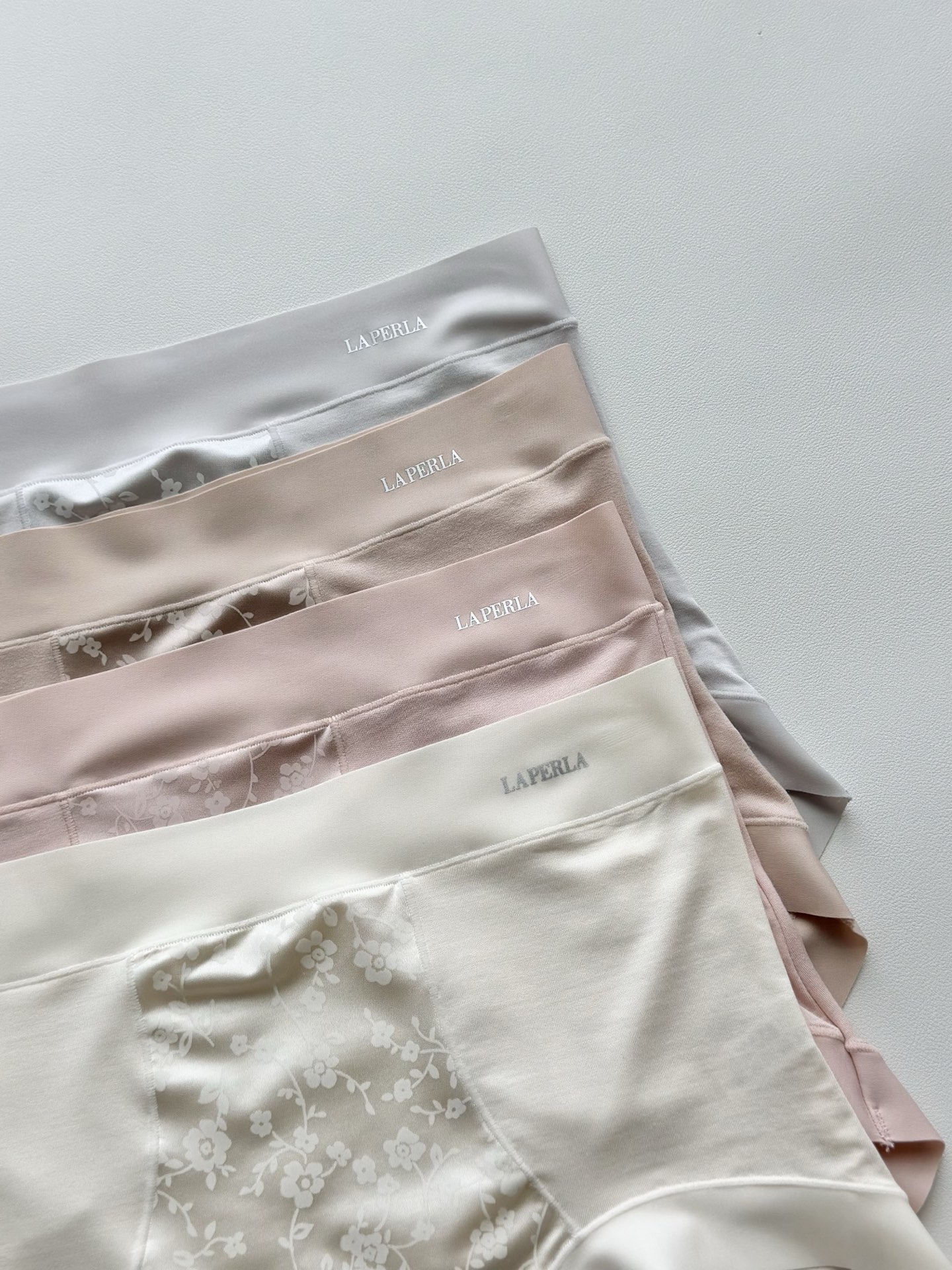 💗LP高腰莱赛尔轻收腹女内💗 采用进口丝滑莱赛尔，会呼吸的面料，手感软糯坠入温柔中，7A级蚕丝底裆，强强