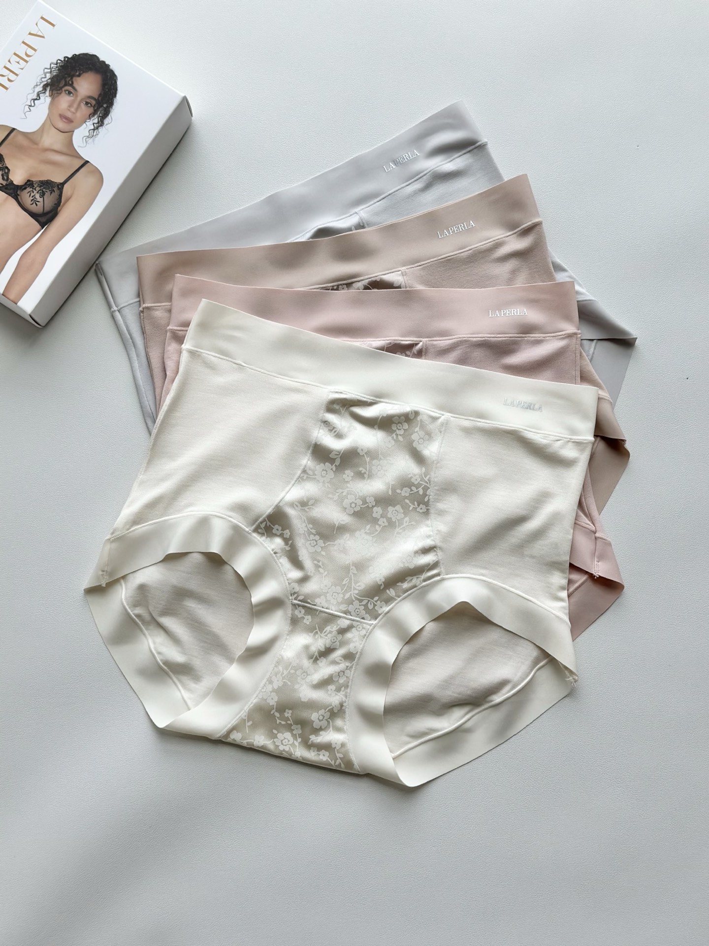 💗LP高腰莱赛尔轻收腹女内💗 采用进口丝滑莱赛尔，会呼吸的面料，手感软糯坠入温柔中，7A级蚕丝底裆，强强