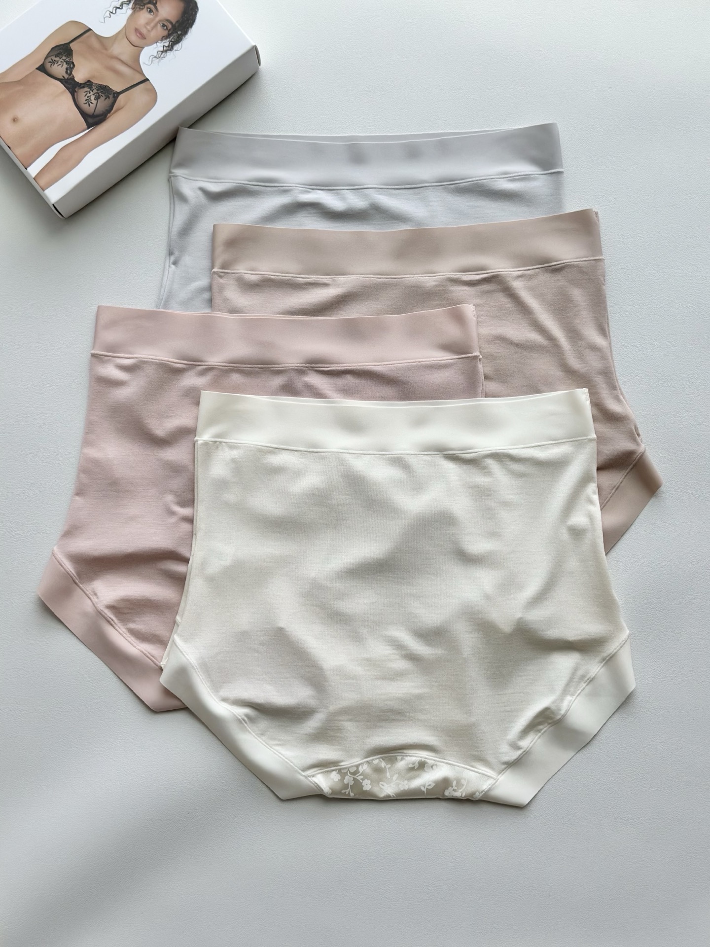 💗LP高腰莱赛尔轻收腹女内💗 采用进口丝滑莱赛尔，会呼吸的面料，手感软糯坠入温柔中，7A级蚕丝底裆，强强