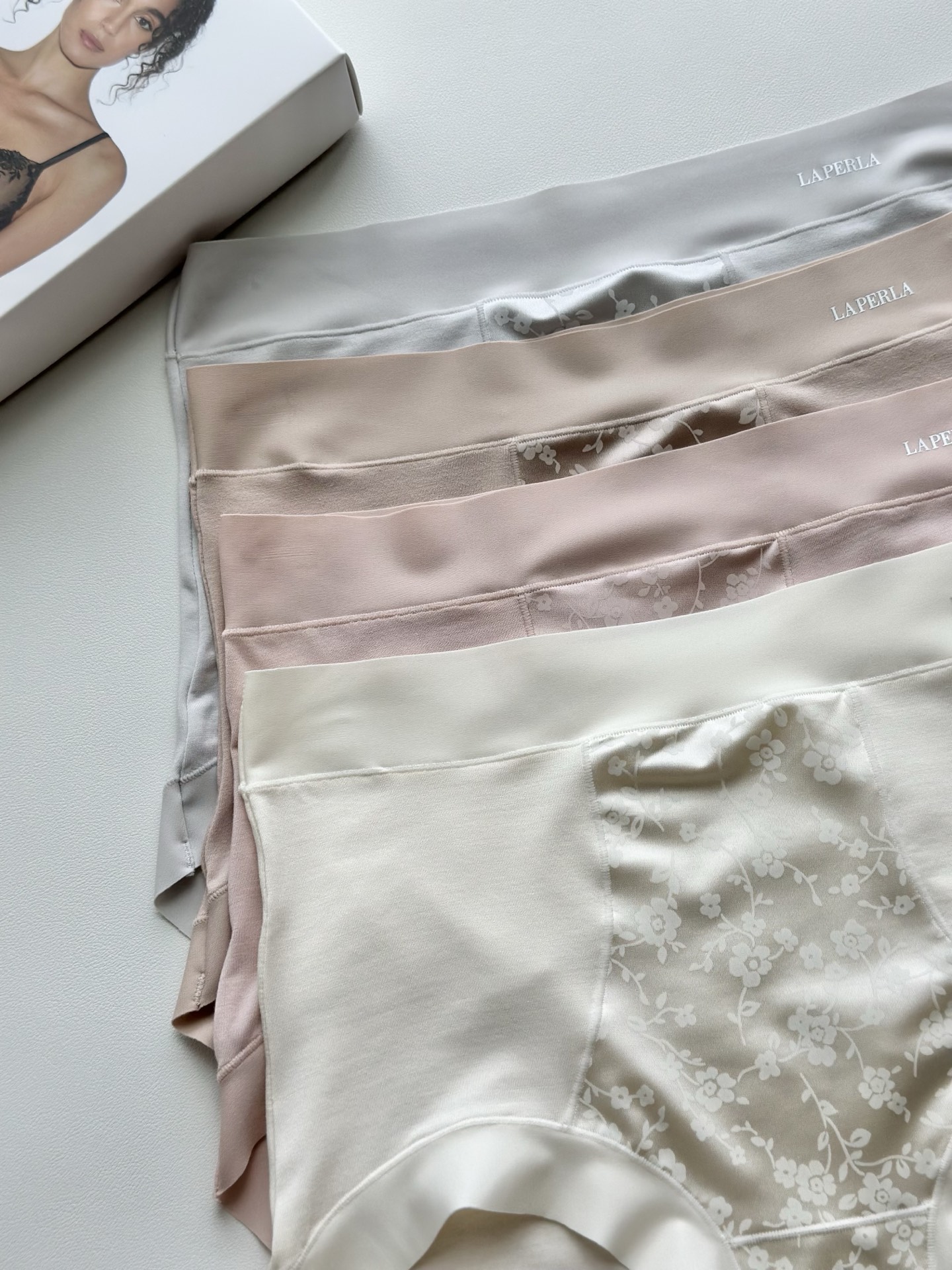 💗LP高腰莱赛尔轻收腹女内💗 采用进口丝滑莱赛尔，会呼吸的面料，手感软糯坠入温柔中，7A级蚕丝底裆，强强