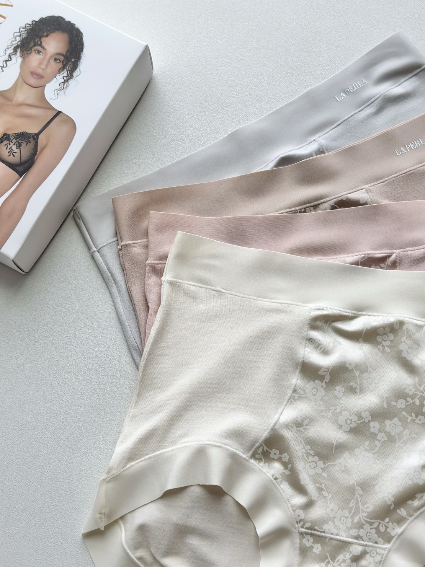 💗LP高腰莱赛尔轻收腹女内💗 采用进口丝滑莱赛尔，会呼吸的面料，手感软糯坠入温柔中，7A级蚕丝底裆，强强