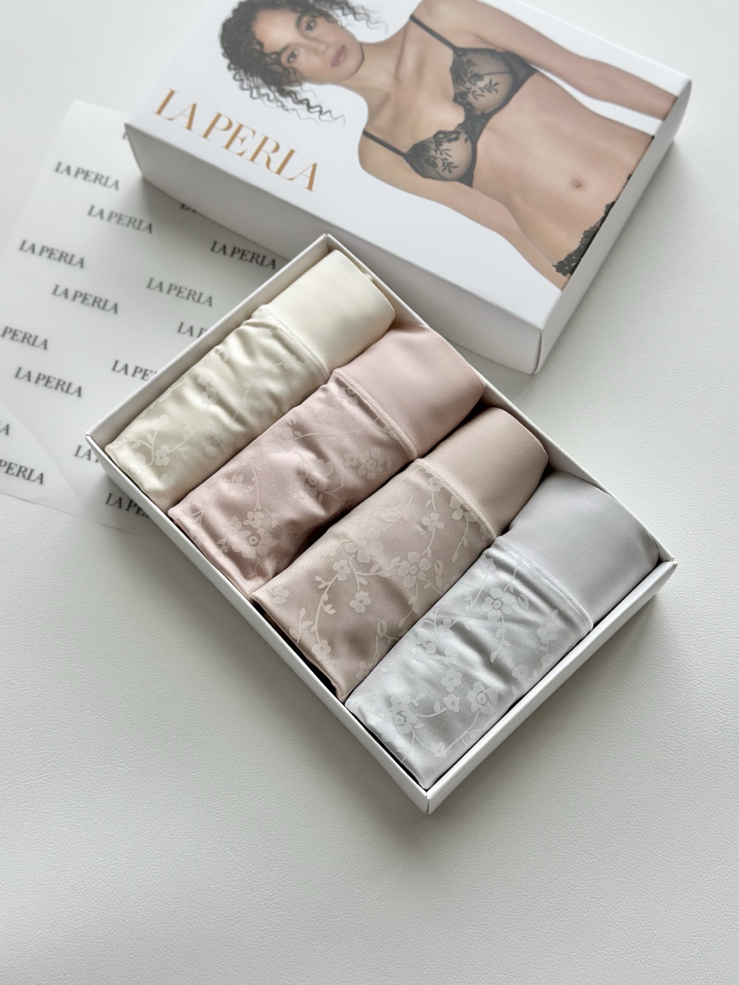 💗LP高腰莱赛尔轻收腹女内💗 采用进口丝滑莱赛尔，会呼吸的面料，手感软糯坠入温柔中，7A级蚕丝底裆，强强