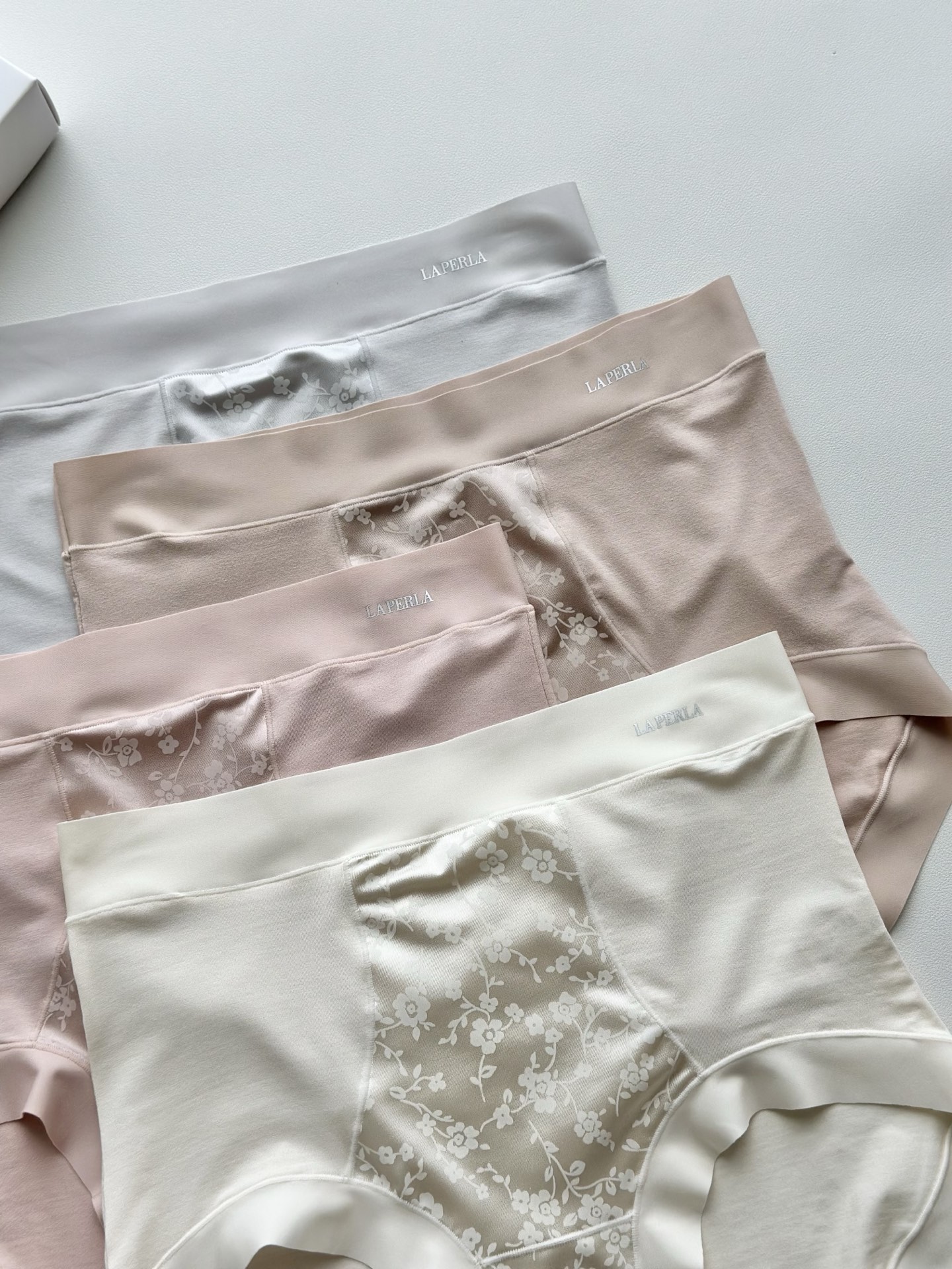 💗LP高腰莱赛尔轻收腹女内💗 采用进口丝滑莱赛尔，会呼吸的面料，手感软糯坠入温柔中，7A级蚕丝底裆，强强