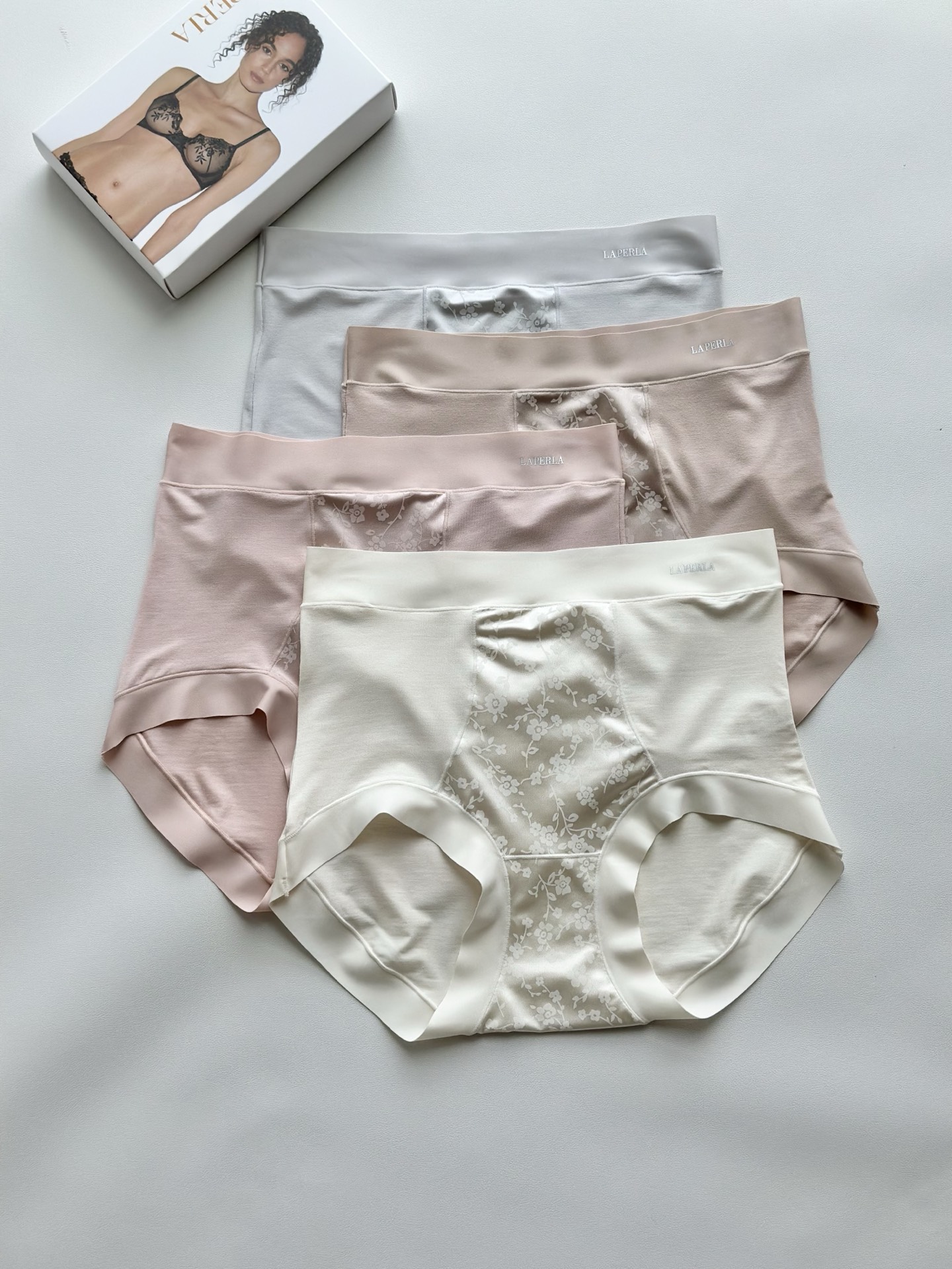 💗LP高腰莱赛尔轻收腹女内💗 采用进口丝滑莱赛尔，会呼吸的面料，手感软糯坠入温柔中，7A级蚕丝底裆，强强