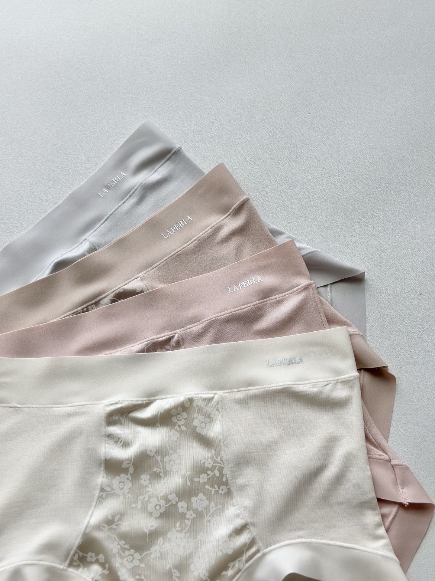 💗LP高腰莱赛尔轻收腹女内💗 采用进口丝滑莱赛尔，会呼吸的面料，手感软糯坠入温柔中，7A级蚕丝底裆，强强