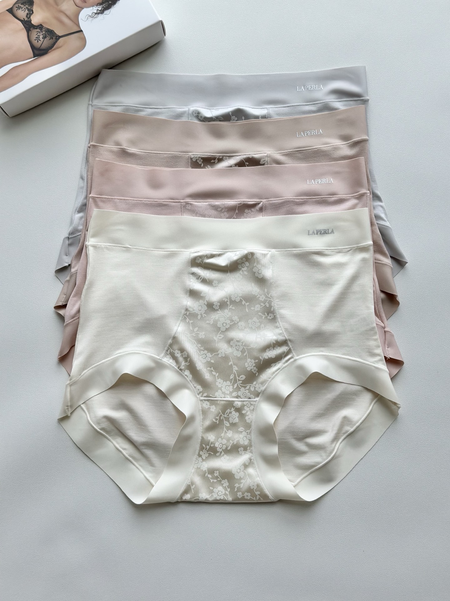 💗LP高腰莱赛尔轻收腹女内💗 采用进口丝滑莱赛尔，会呼吸的面料，手感软糯坠入温柔中，7A级蚕丝底裆，强强