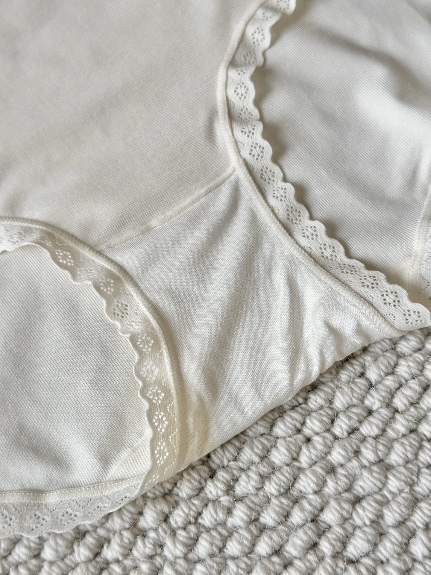 LaPerla新款蕾丝莫代尔拼接中腰女士内裤💕💕法式甜系浪漫唯美 ‘’简直就是温柔绝绝子！！ 花朵蕾丝拼