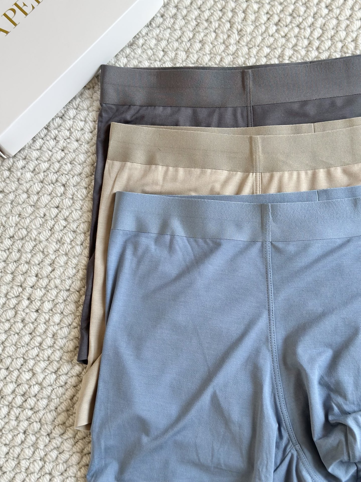 Laperla 新品100支男士莫代尔上角内裤成分：主料:77%莫代尔23%氨纶里料:89%再生纤维素纤